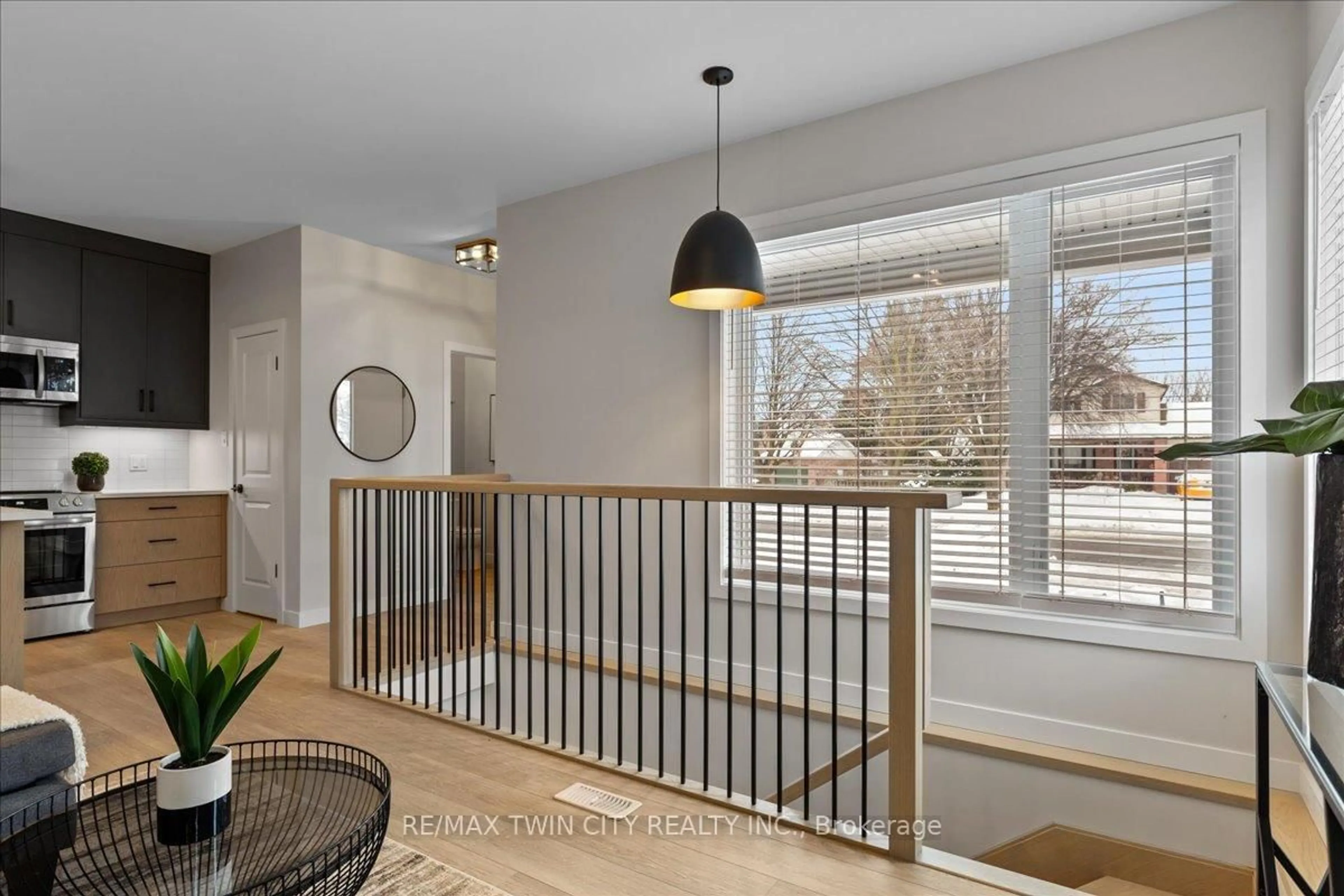 Indoor entryway for 2 Pipers Green Crt, Kitchener Ontario N2E 3C6