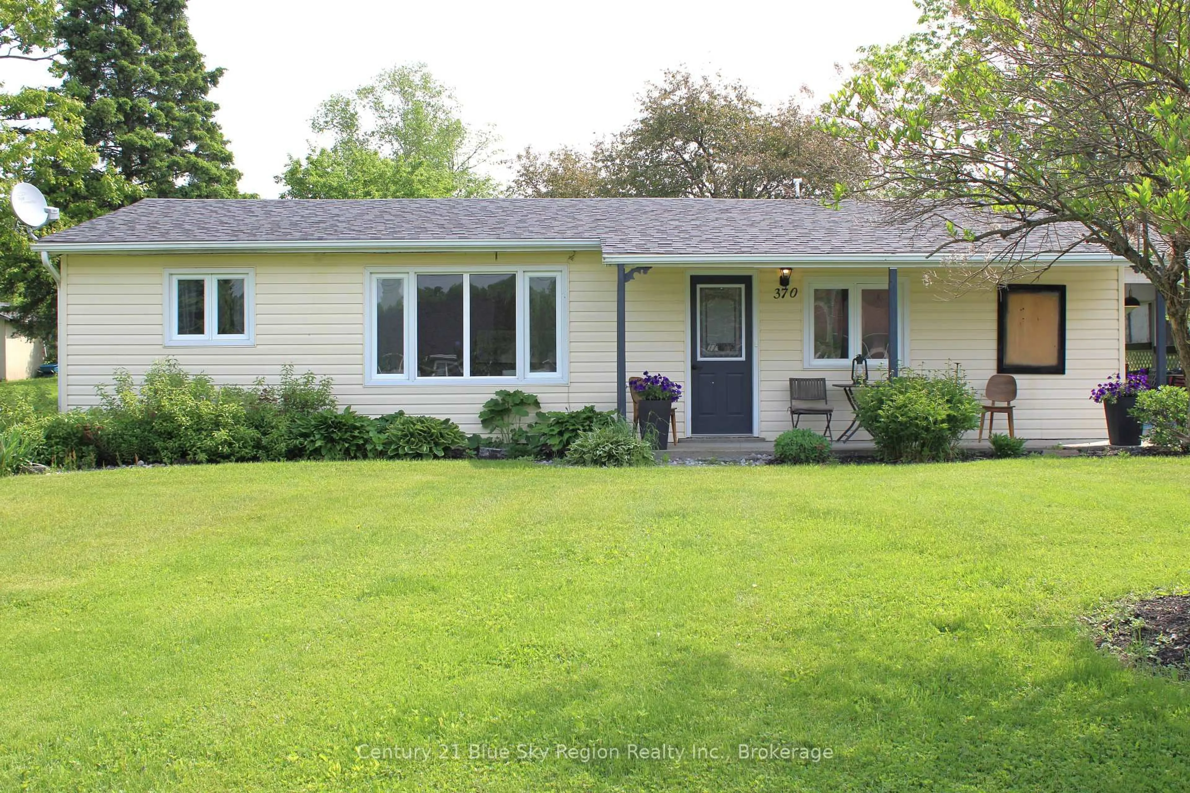 Home with vinyl exterior material, street for 370 Elm St, Powassan Ontario P0H 1Z0