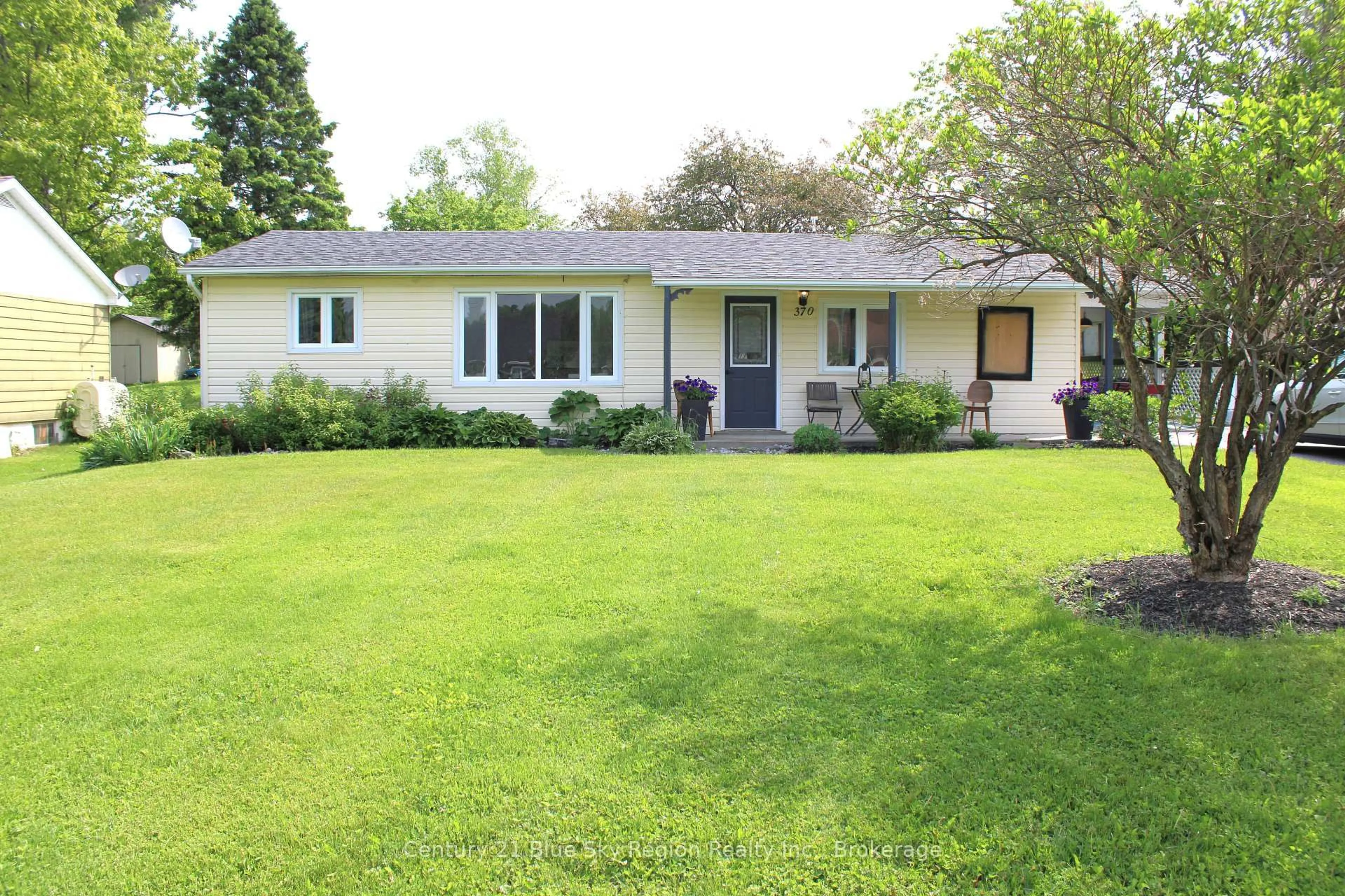 Home with vinyl exterior material, street for 370 Elm St, Powassan Ontario P0H 1Z0