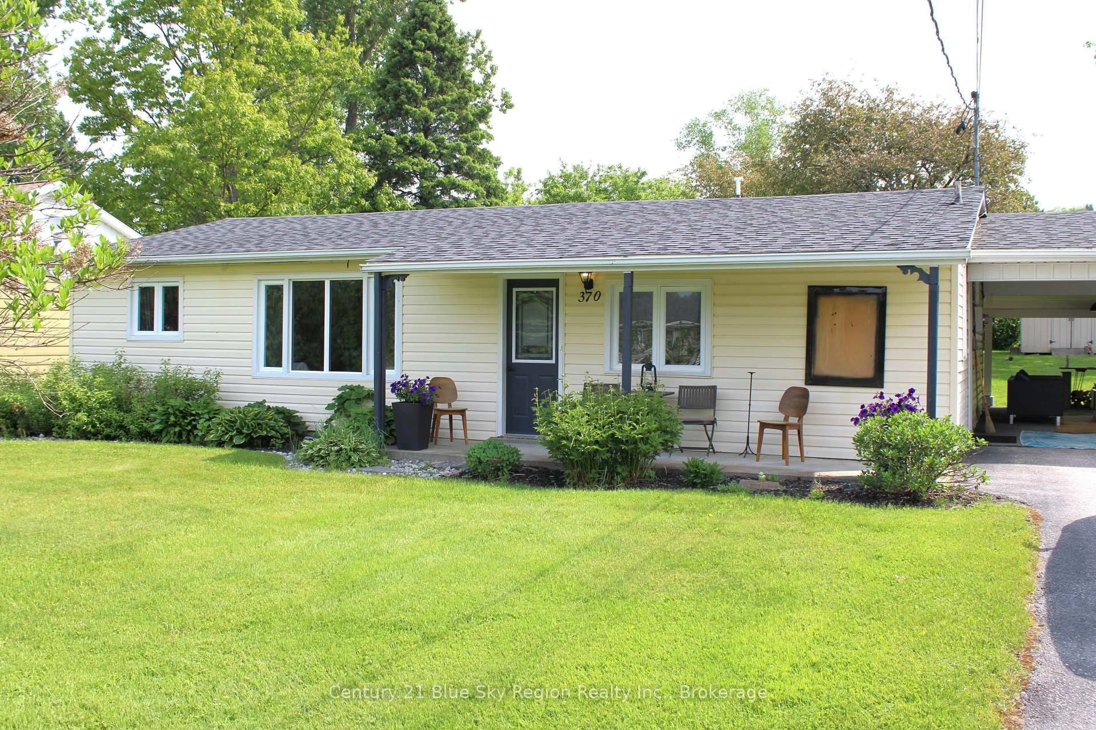 Home with vinyl exterior material, street for 370 Elm St, Powassan Ontario P0H 1Z0