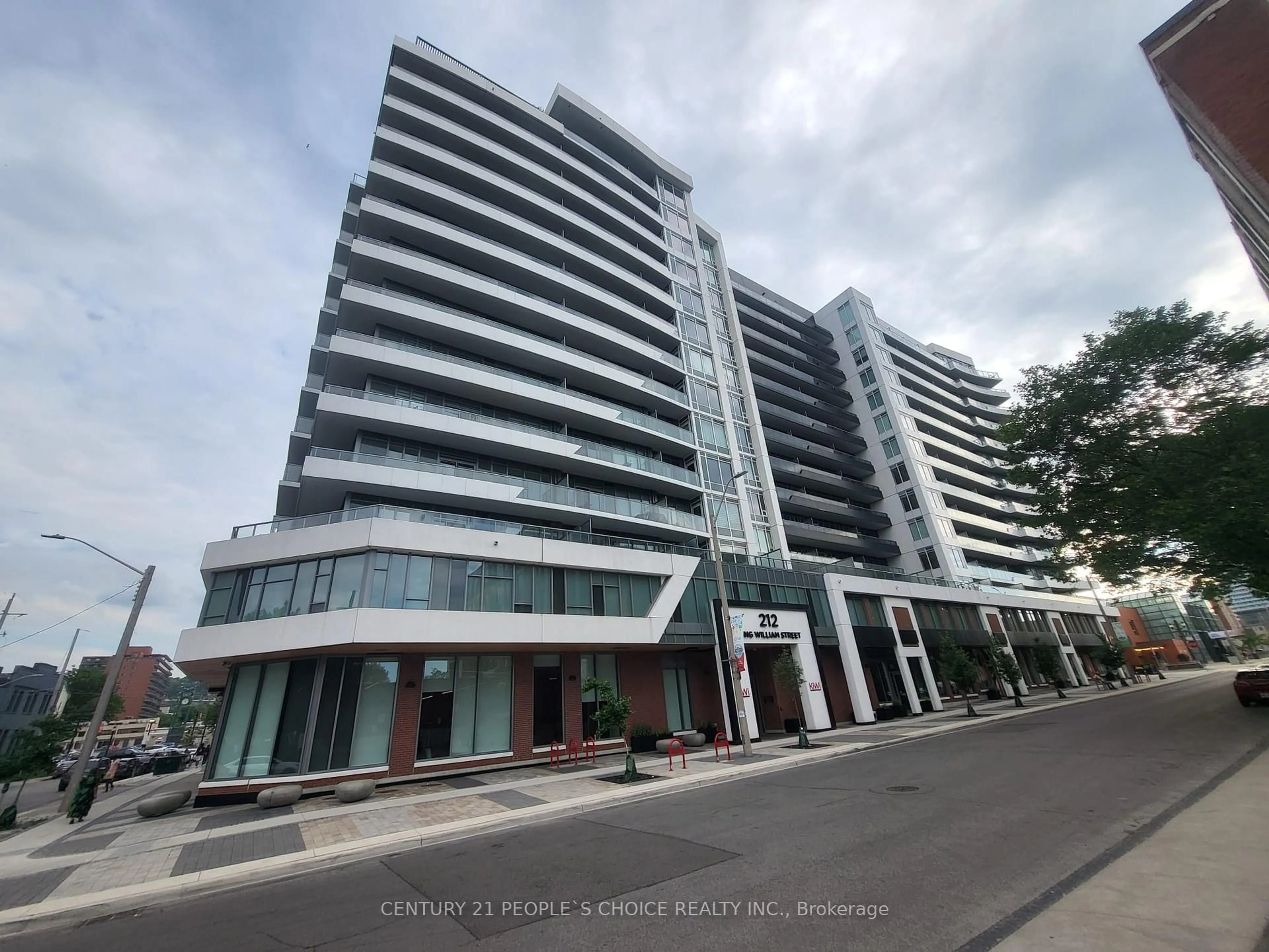 Indoor foyer for 212 King William St #617, Hamilton Ontario L8R 3P2