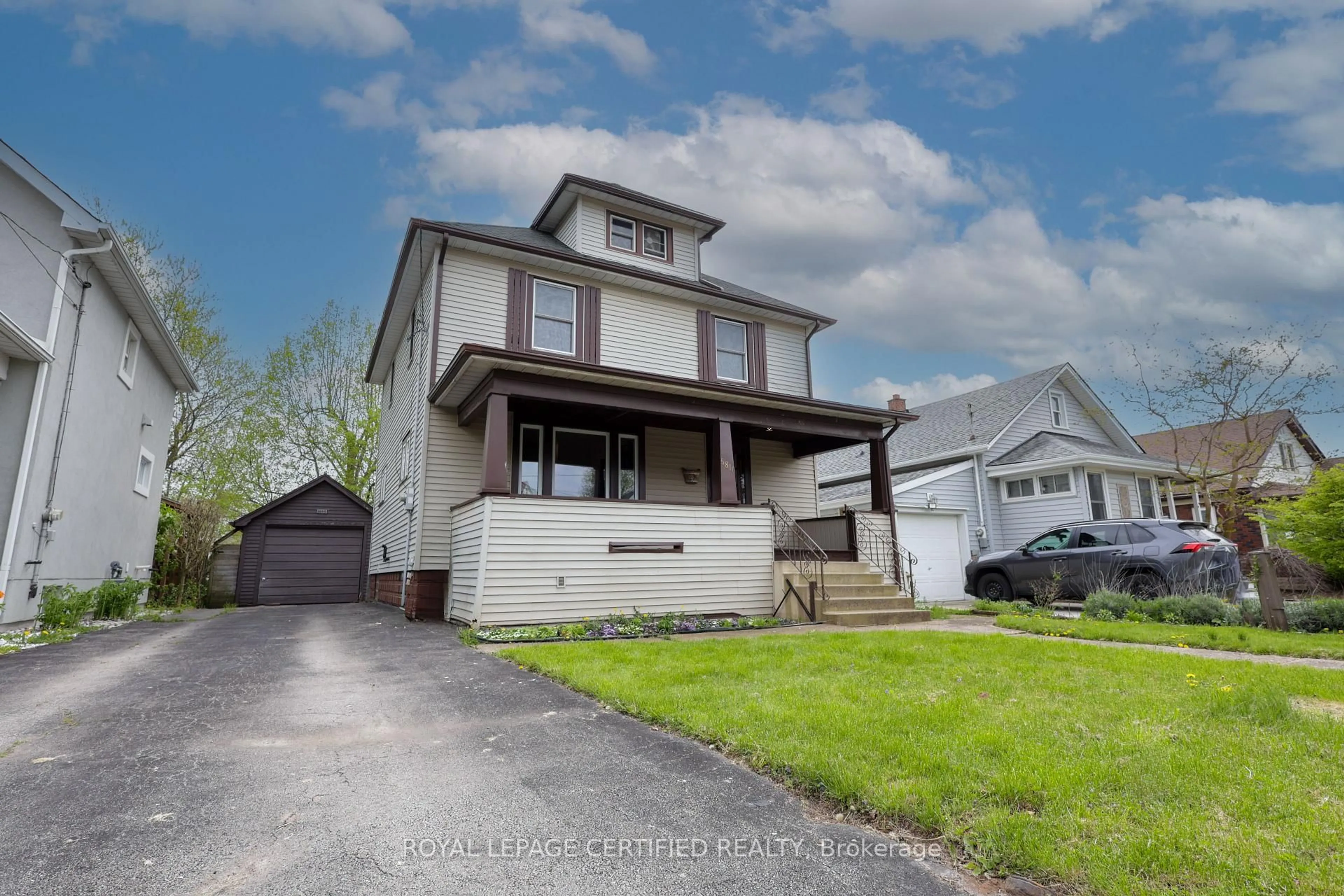 A pic from outside/outdoor area/front of a property/back of a property/a pic from drone, street for 5810 Symmes St, Niagara Falls Ontario L2G 2G3