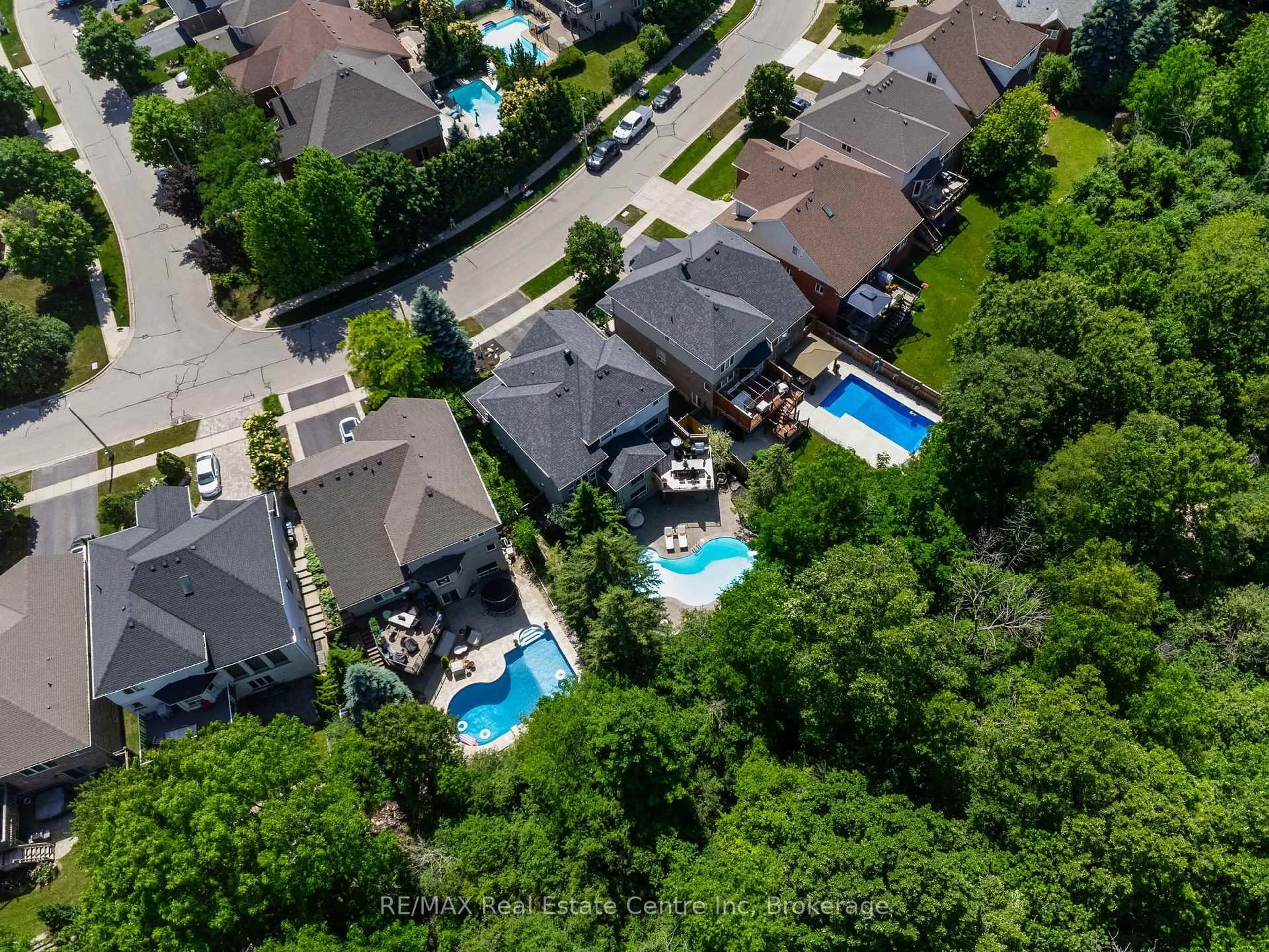 A pic from outside/outdoor area/front of a property/back of a property/a pic from drone, street for 296 Farley Dr, Guelph Ontario N1L 1N6