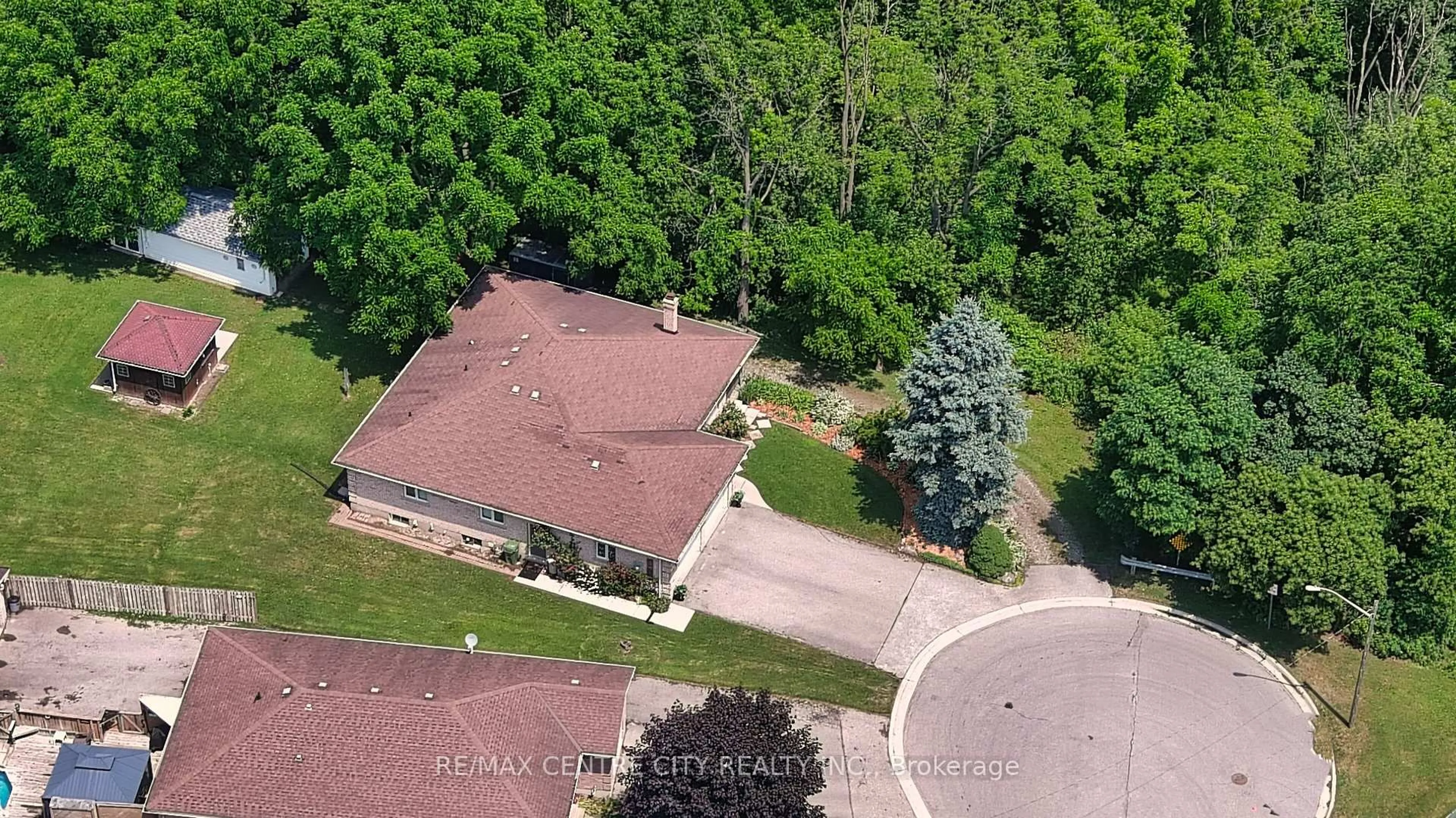 A pic from outside/outdoor area/front of a property/back of a property/a pic from drone, street for 150 Inkerman St, St. Thomas Ontario N5P 3G9