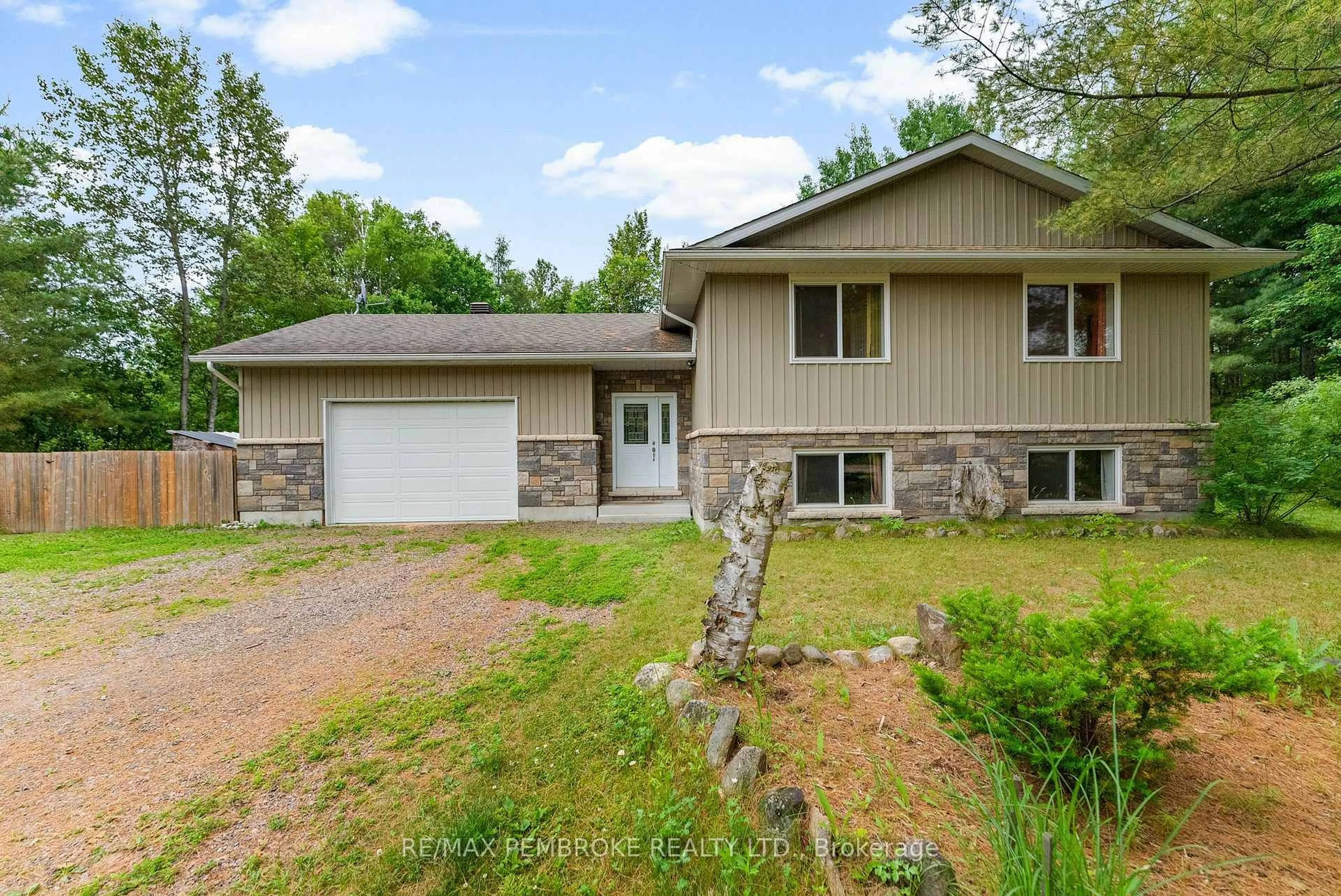 Home with vinyl exterior material, unknown for 5 Pitzner Rd, Petawawa Ontario K8A 6W7