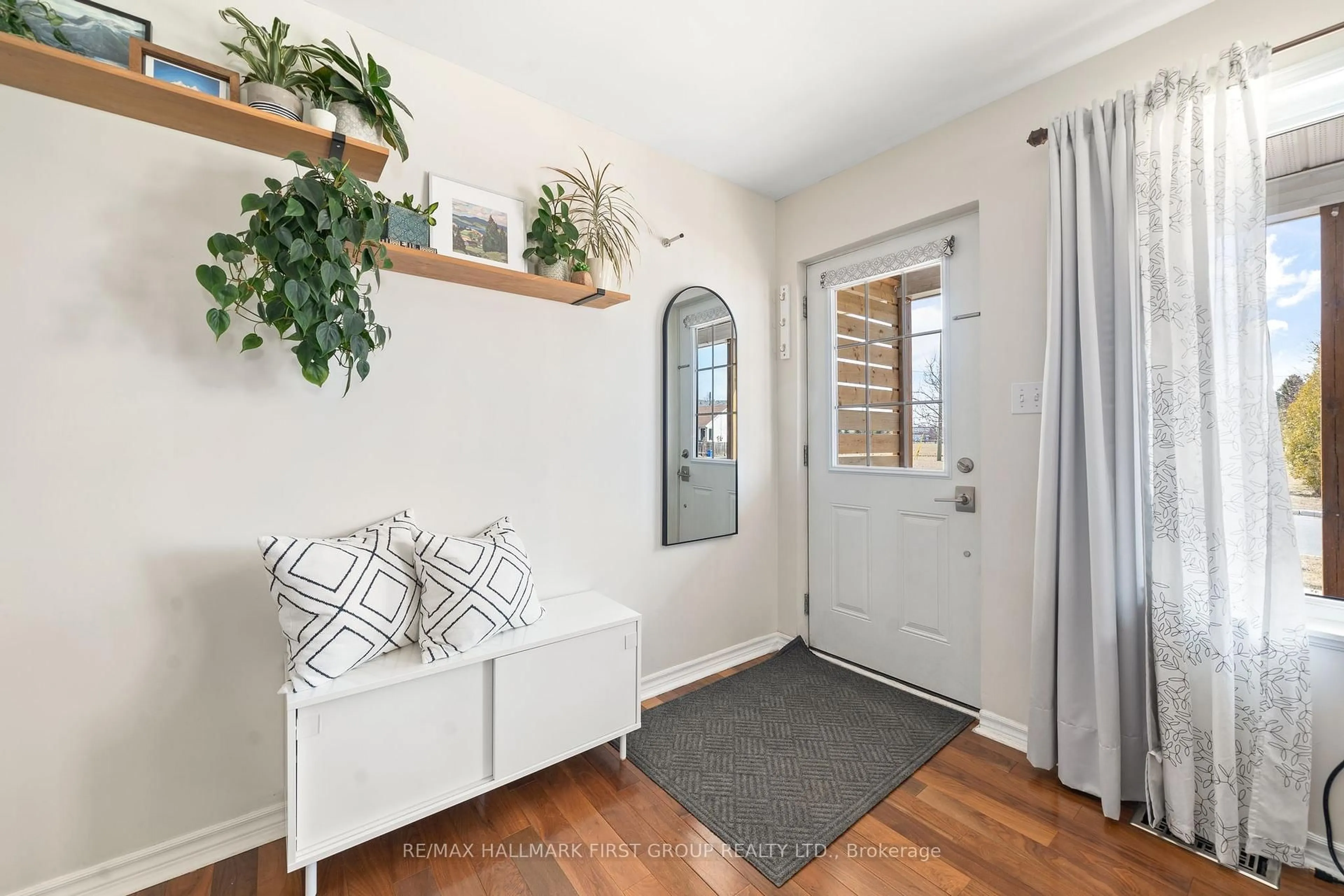 Indoor entryway for 404 Alexandria Dr, Cobourg Ontario K9A 5T1