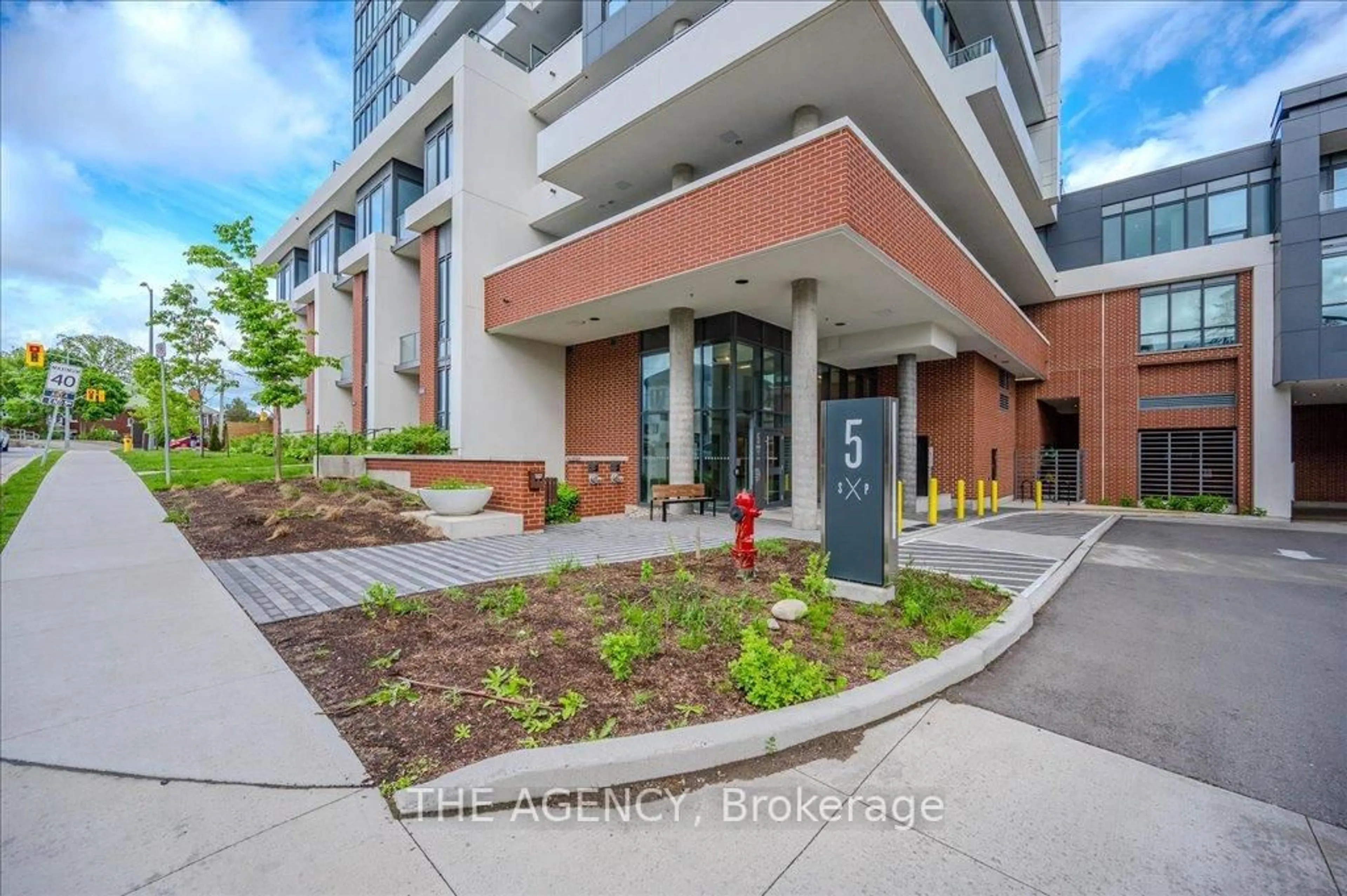 Indoor foyer for 5 WELLINGTON St #209, Kitchener Ontario N2G 1C7