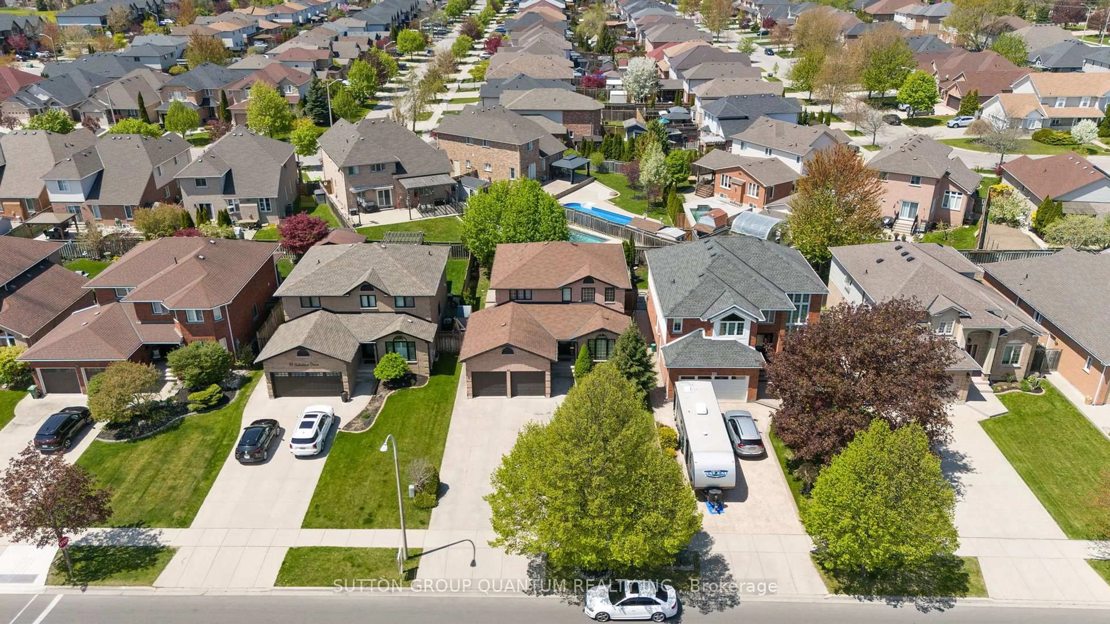 A pic from outside/outdoor area/front of a property/back of a property/a pic from drone, street for 95 Gatestone Dr, Hamilton Ontario L8J 2V1