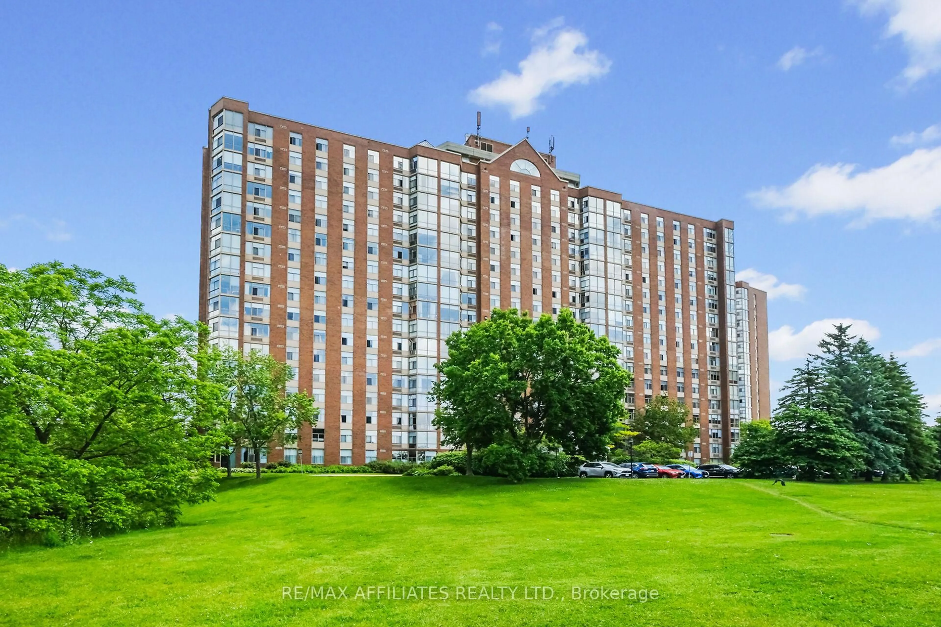 A pic from outside/outdoor area/front of a property/back of a property/a pic from drone, building for 2759 Carousel Cres #U1503, Ottawa Ontario K1J 2N5