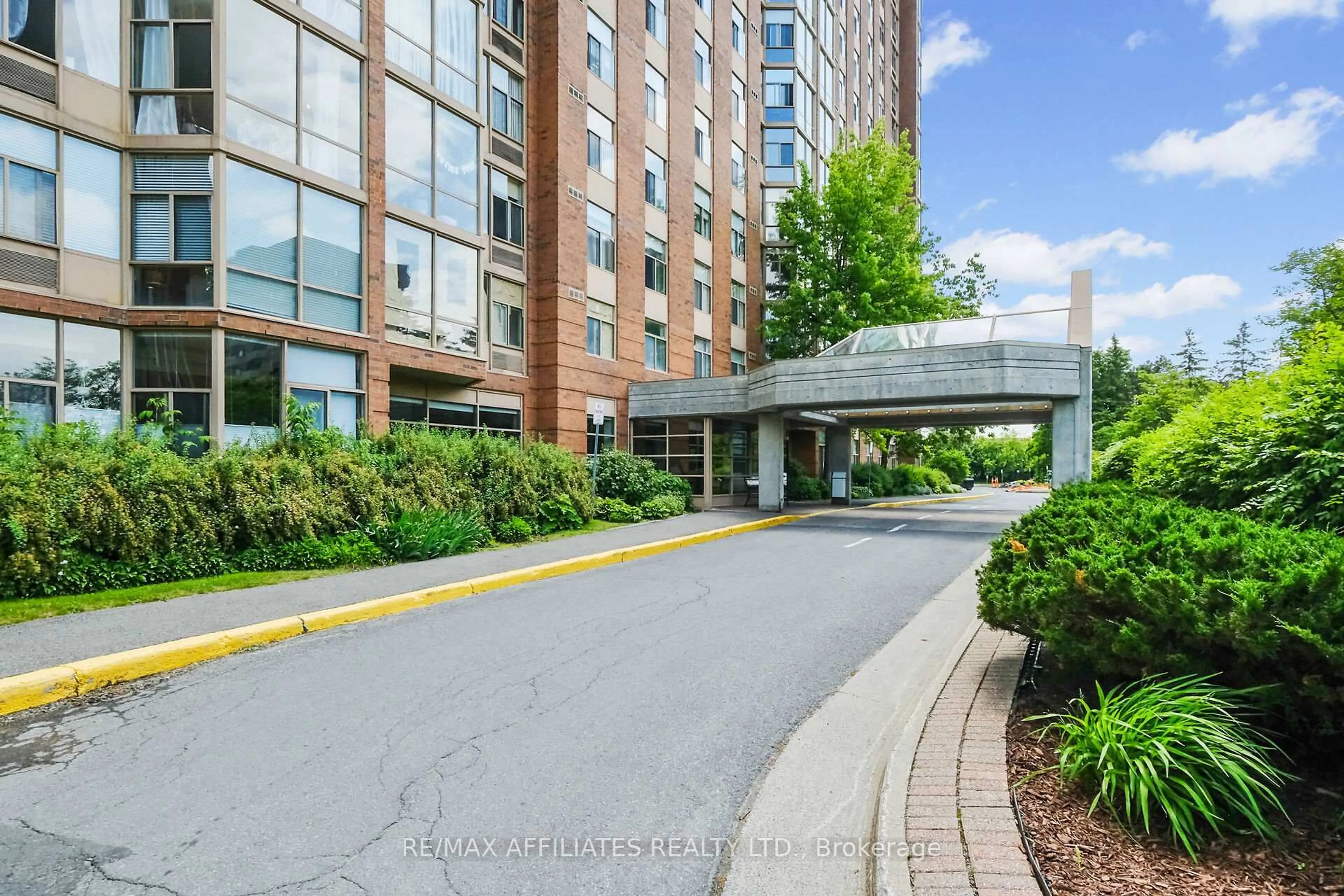Indoor foyer for 2759 Carousel Cres #U1503, Ottawa Ontario K1J 2N5