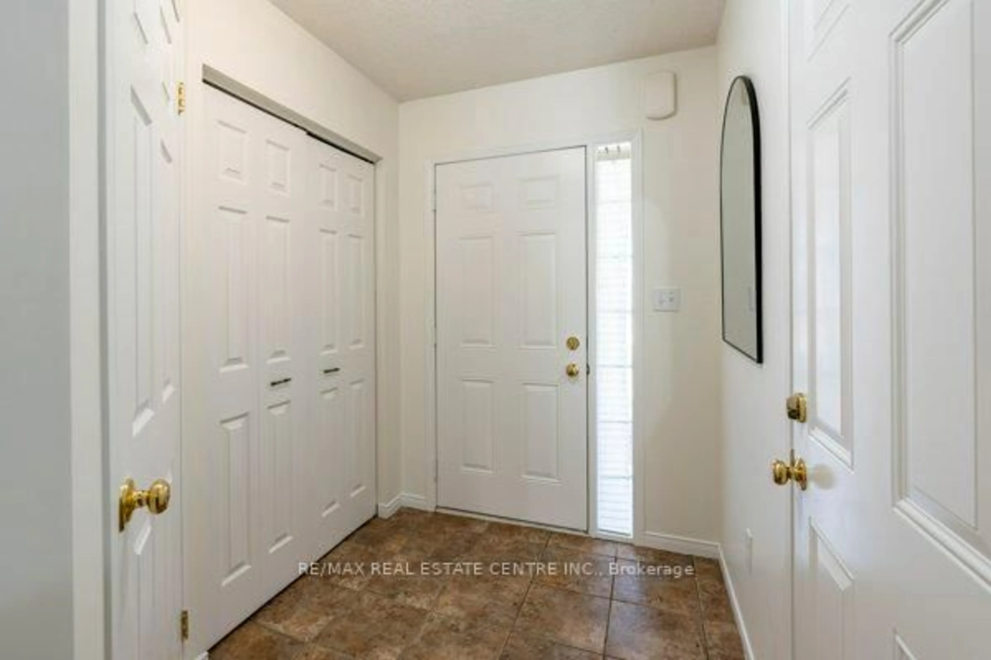 Indoor entryway for 30 FALLOWFIELD Dr, Kitchener Ontario N2C 0A8