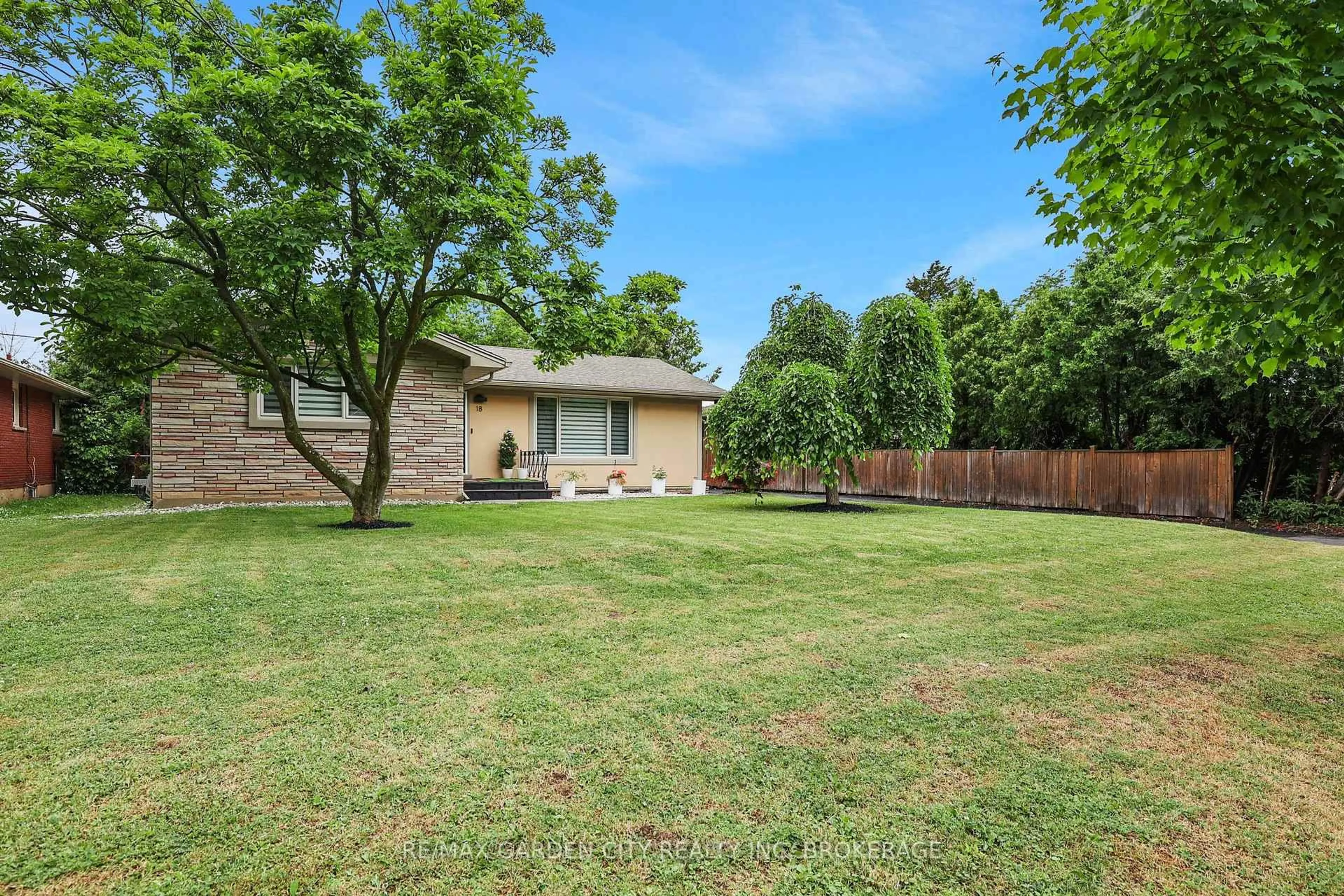 Patio, unknown for 18 Wakil Dr, St. Catharines Ontario L2T 3H8
