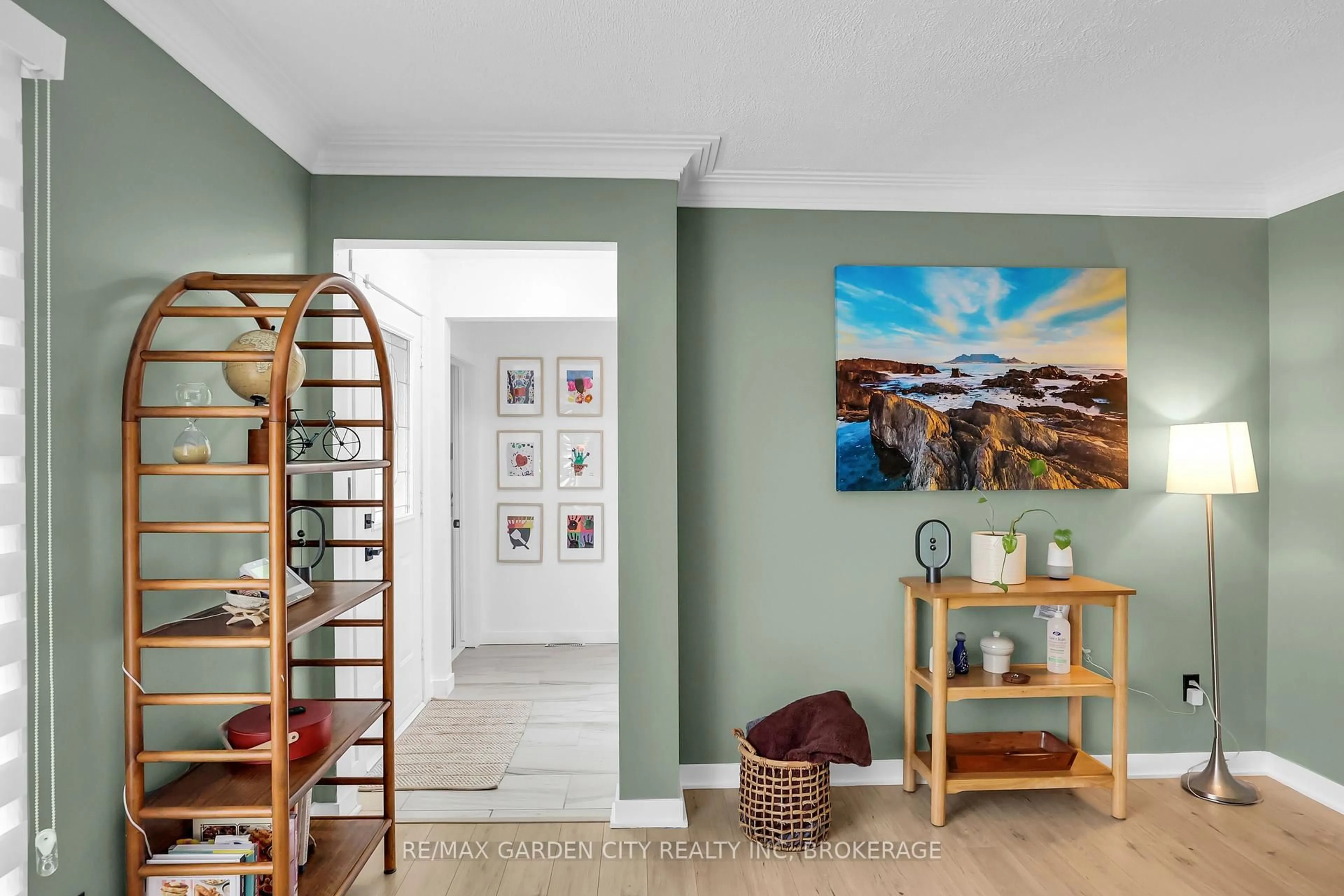Indoor entryway for 18 Wakil Dr, St. Catharines Ontario L2T 3H8