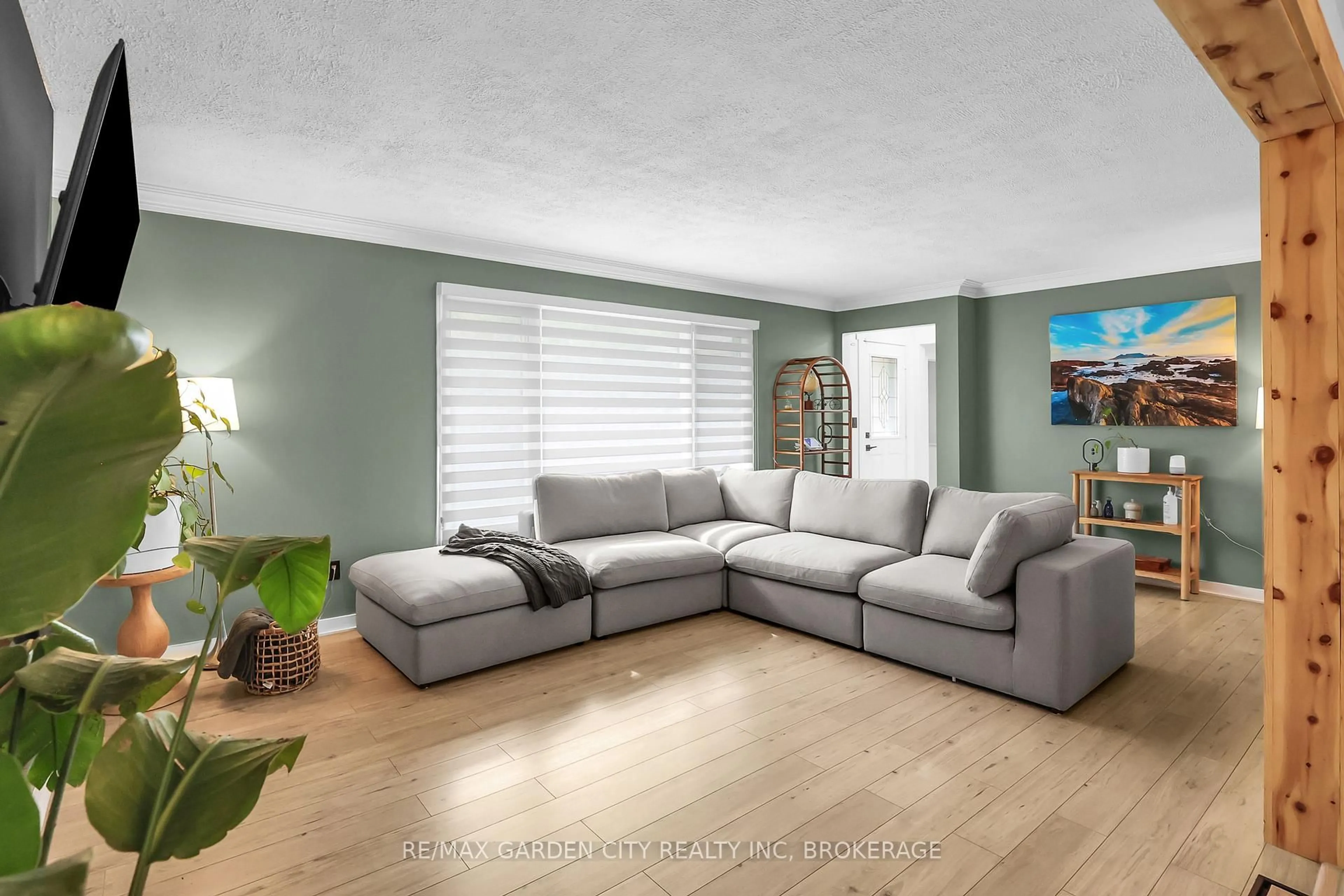 Living room with furniture, unknown for 18 Wakil Dr, St. Catharines Ontario L2T 3H8