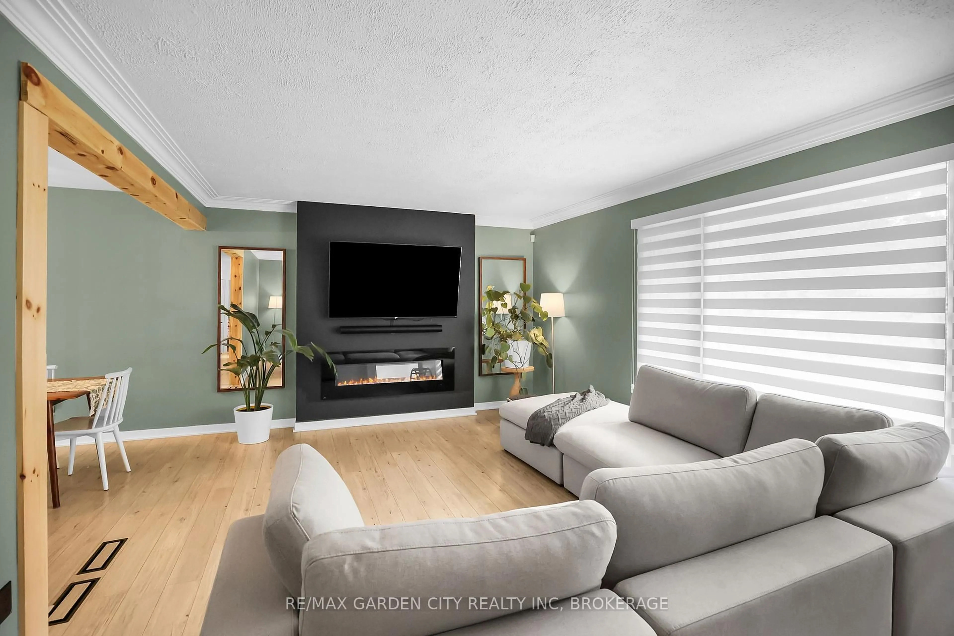 Living room with furniture, unknown for 18 Wakil Dr, St. Catharines Ontario L2T 3H8