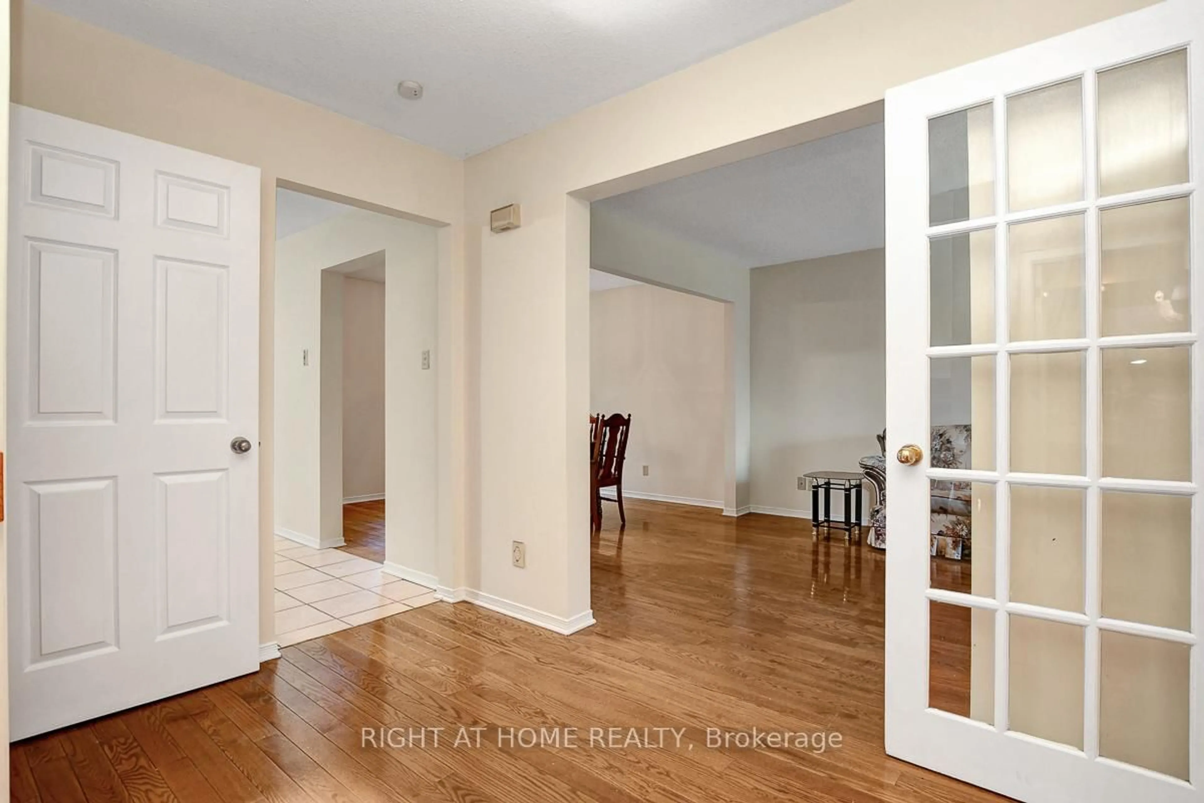Indoor entryway for 22 Saddlehorn Cres, Kanata Ontario K2M 1X1