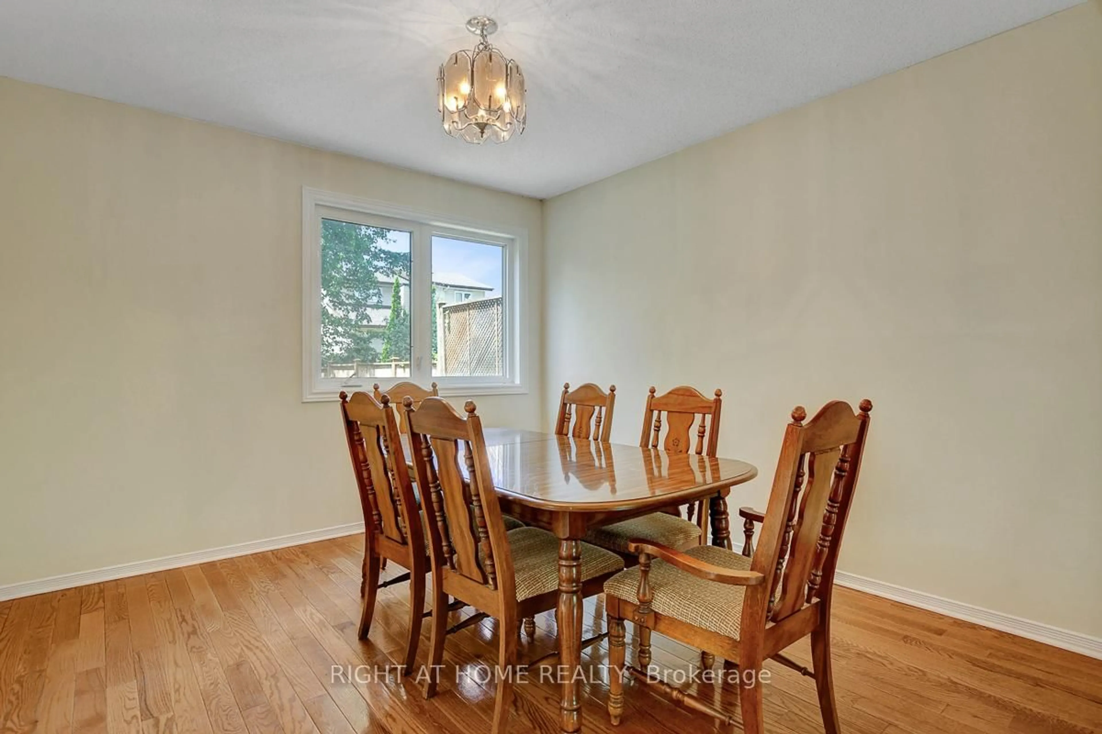 Dining room, wood/laminate floor for 22 Saddlehorn Cres, Kanata Ontario K2M 1X1