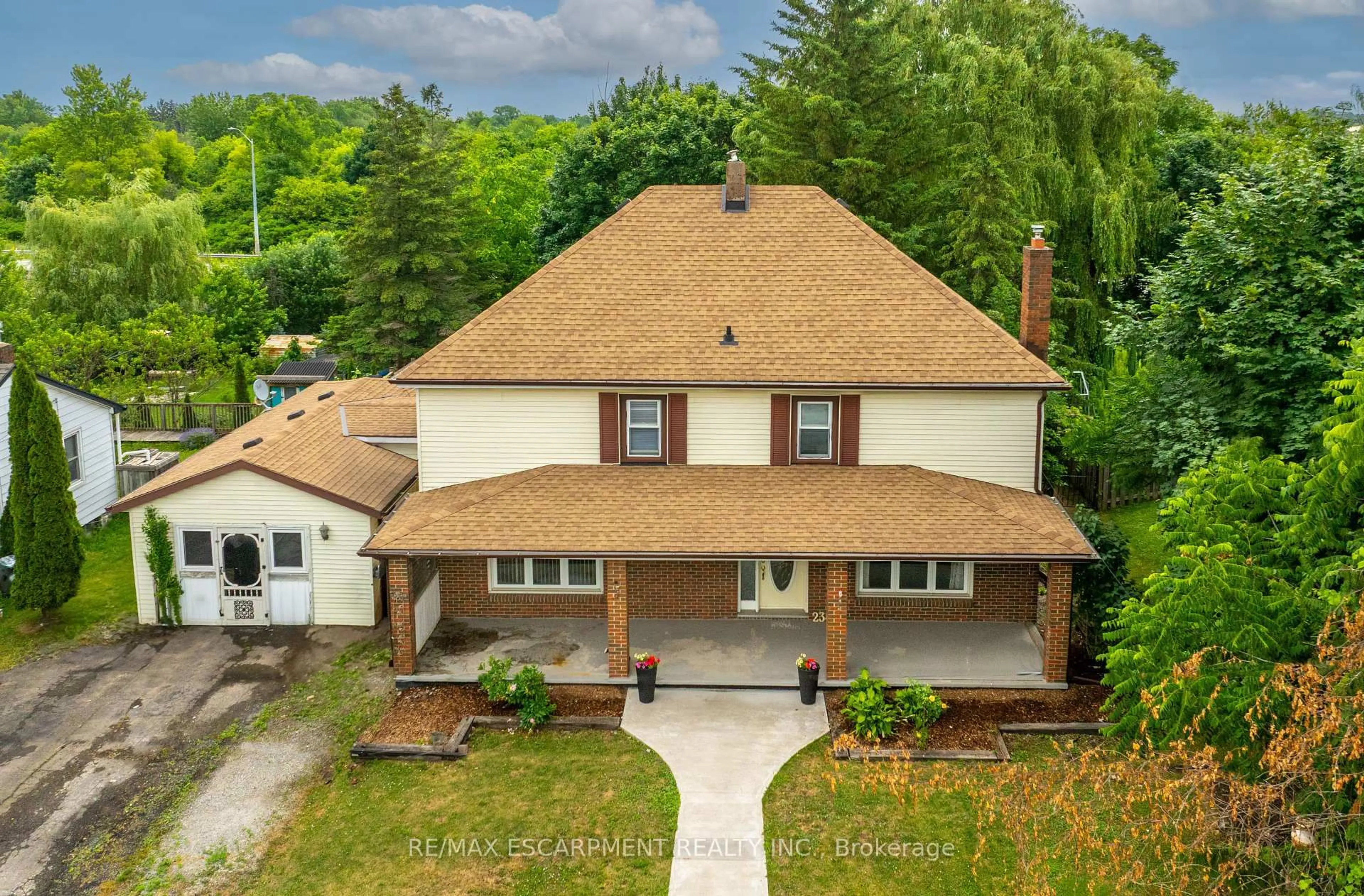 A pic from outside/outdoor area/front of a property/back of a property/a pic from drone, street for 2348 Clifton St, Thorold Ontario L0S 1A0