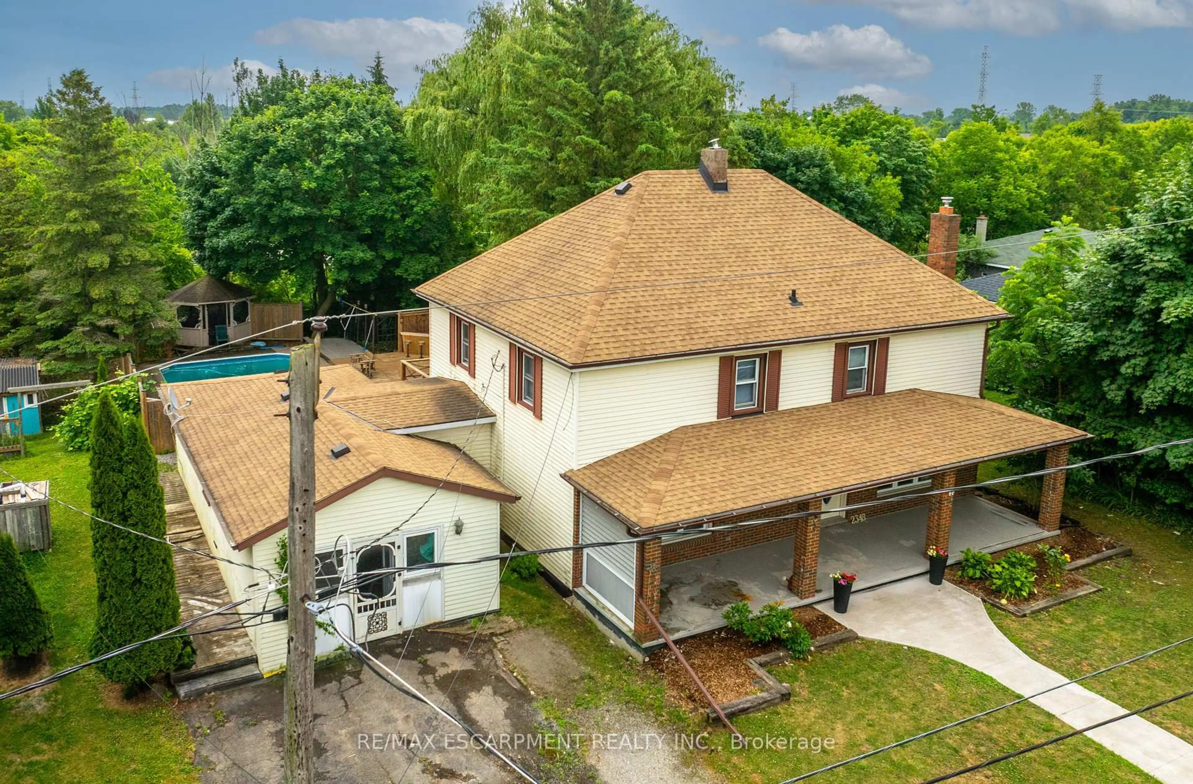 A pic from outside/outdoor area/front of a property/back of a property/a pic from drone, street for 2348 Clifton St, Thorold Ontario L0S 1A0