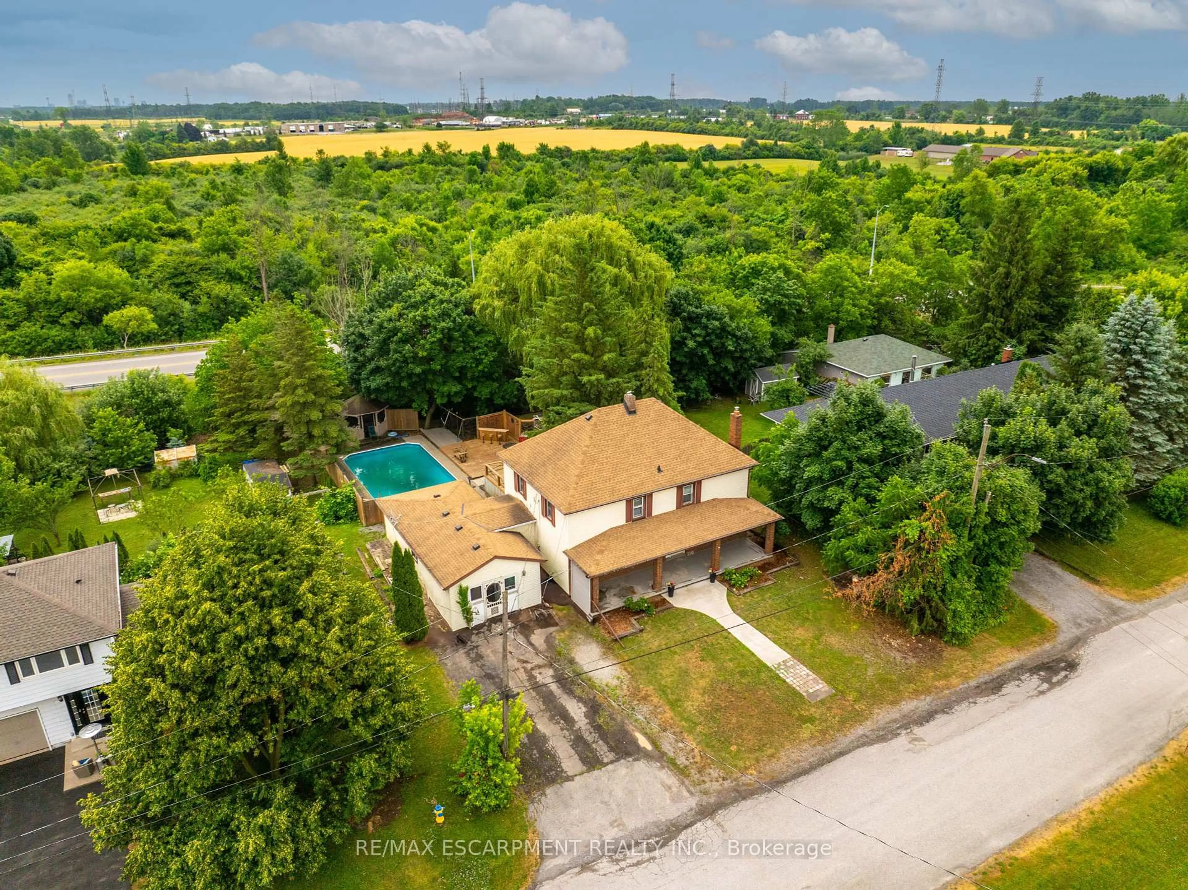A pic from outside/outdoor area/front of a property/back of a property/a pic from drone, unknown for 2348 Clifton St, Thorold Ontario L0S 1A0