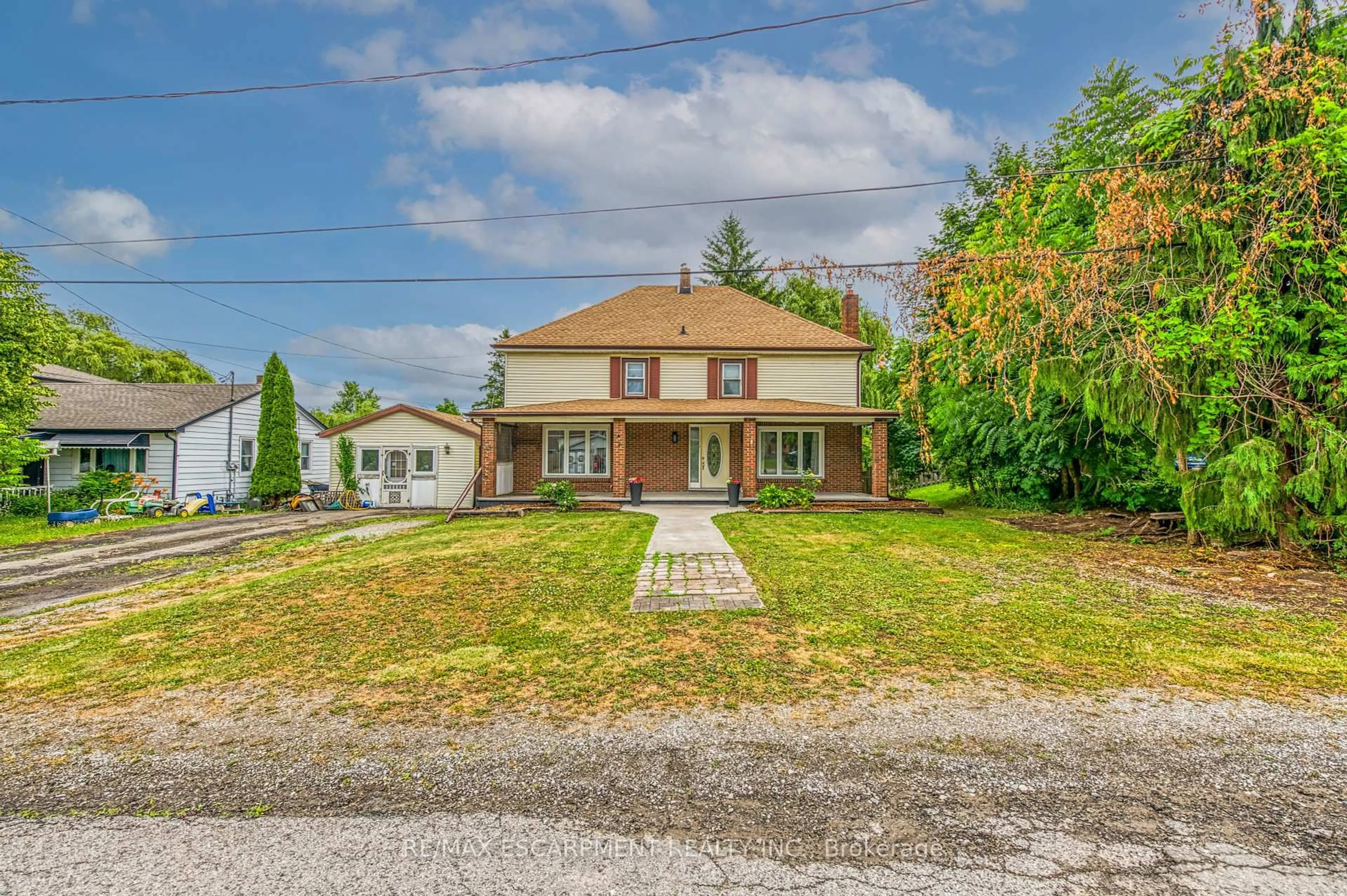 A pic from outside/outdoor area/front of a property/back of a property/a pic from drone, street for 2348 Clifton St, Thorold Ontario L0S 1A0