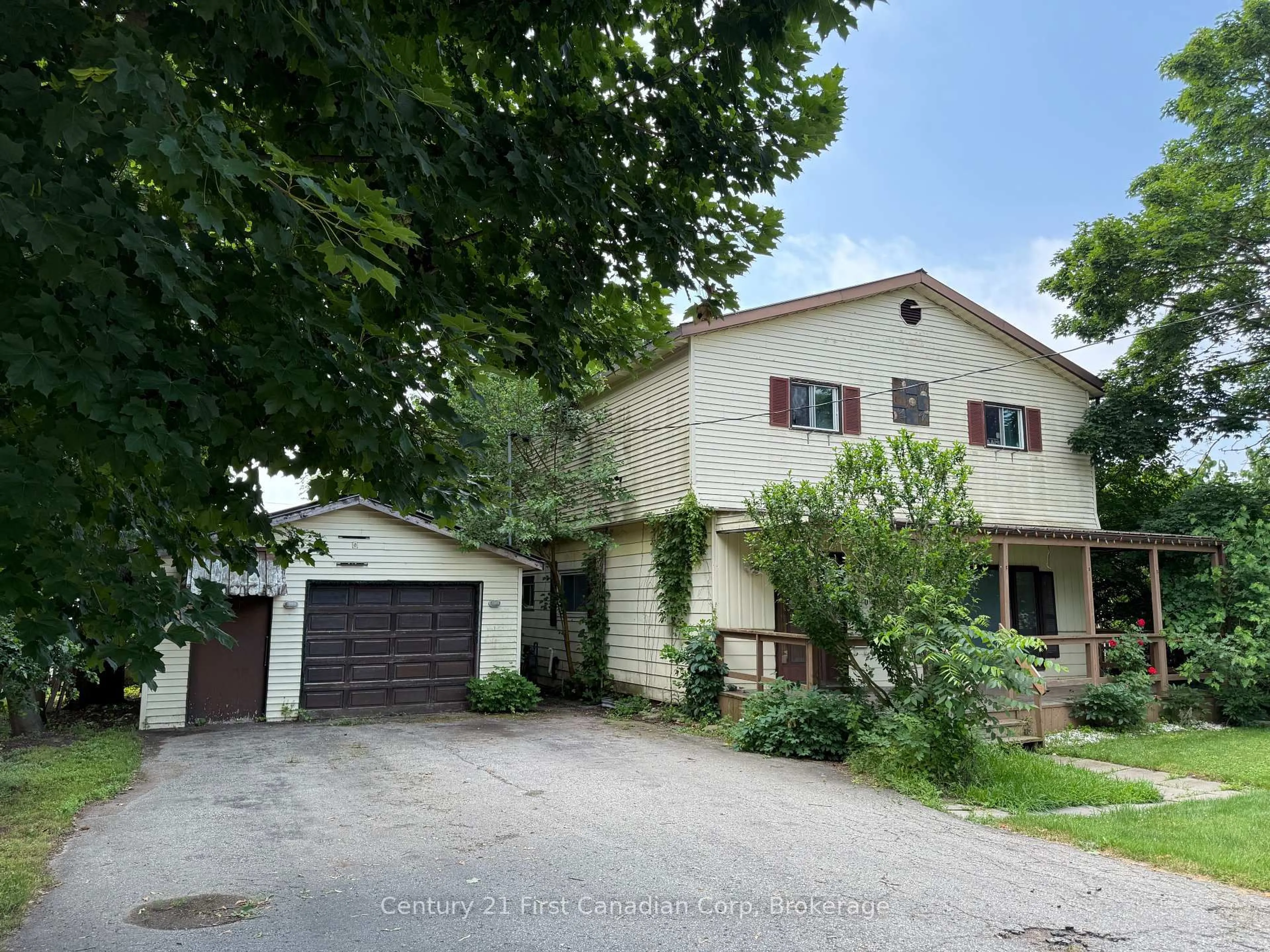 A pic from outside/outdoor area/front of a property/back of a property/a pic from drone, street for 180 King Hiram St, Ingersoll Ontario N5C 1L8