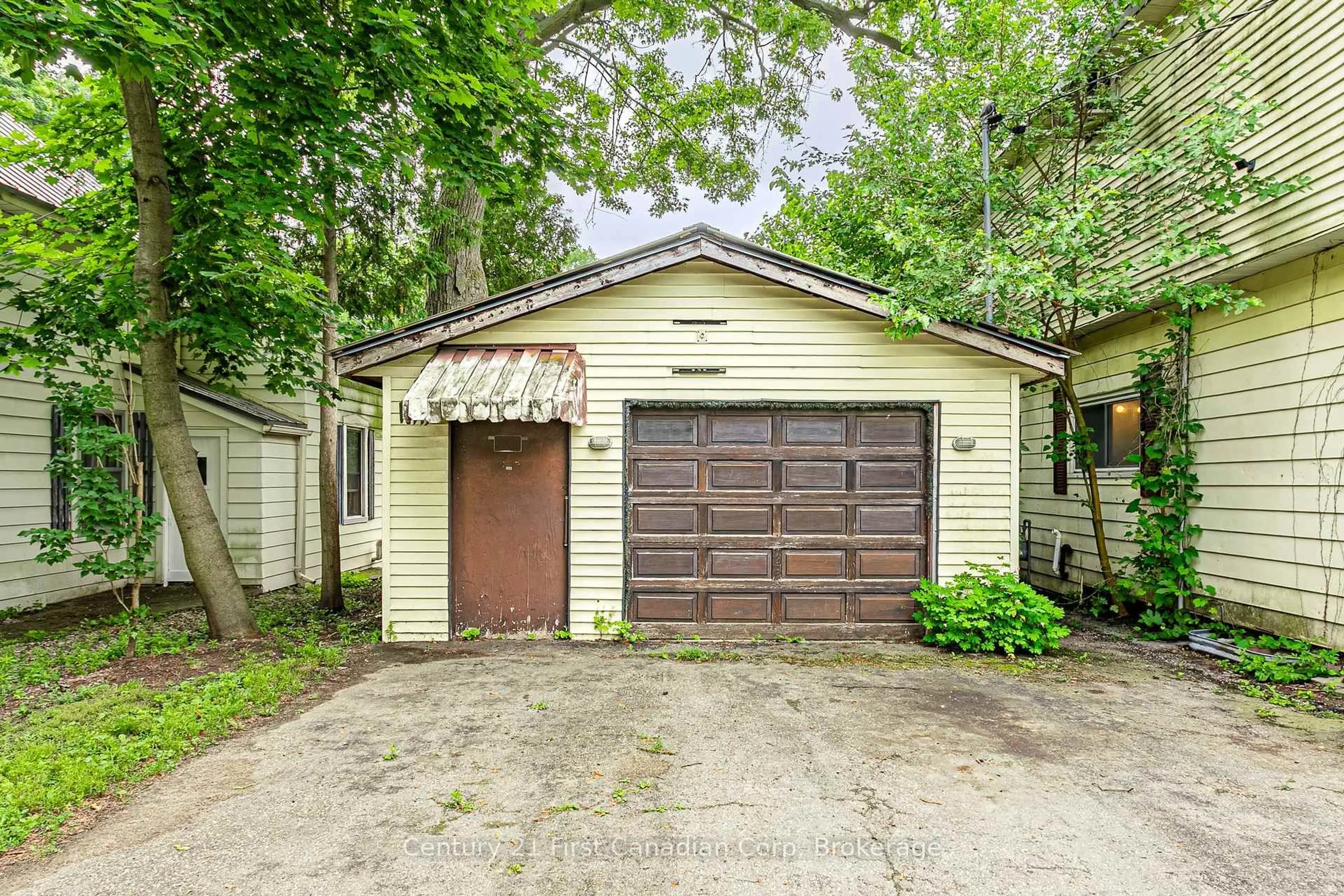 Indoor garage for 180 King Hiram St, Ingersoll Ontario N5C 1L8
