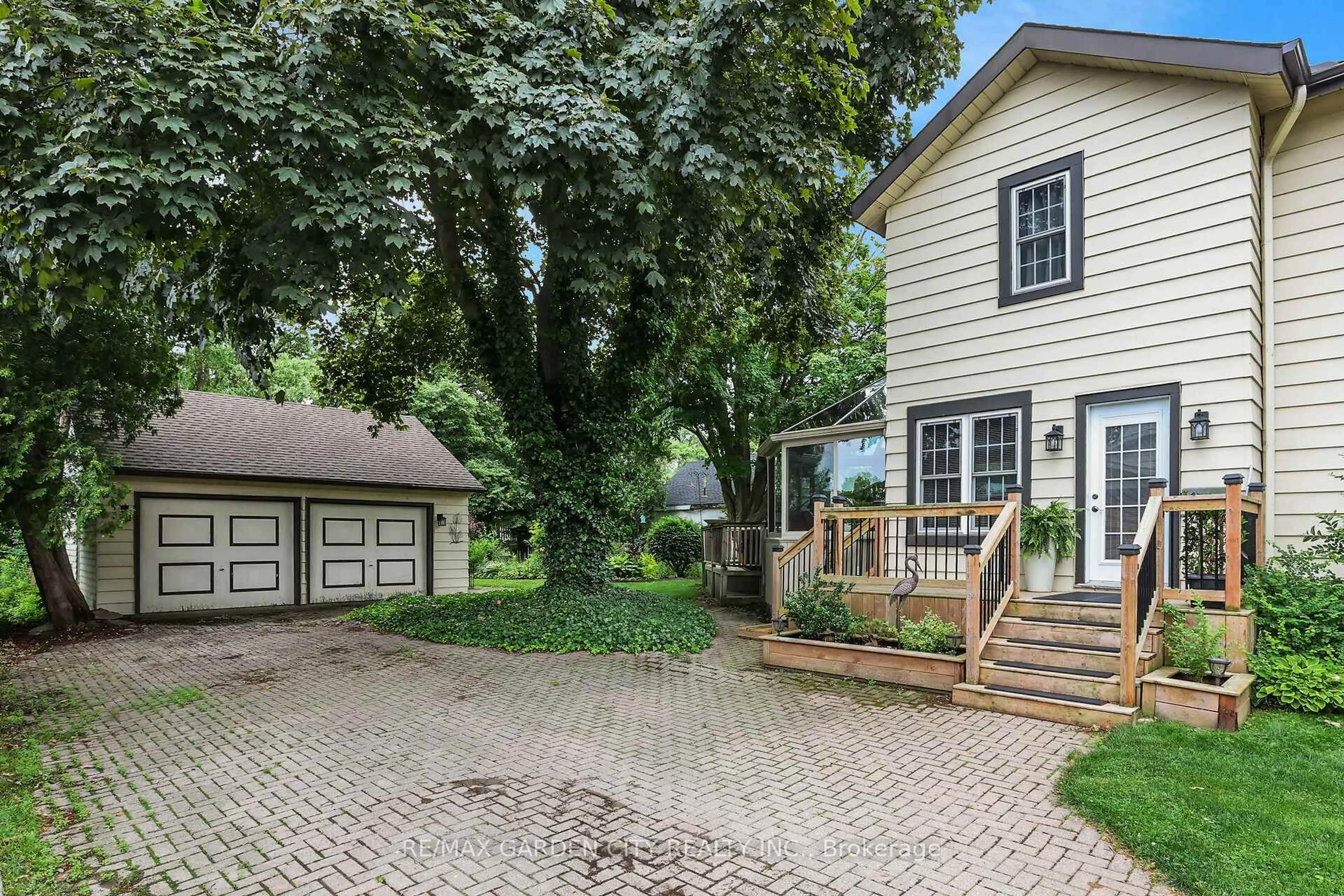 Unknown for 10 Maple Ave, Grimsby Ontario L3M 3B6