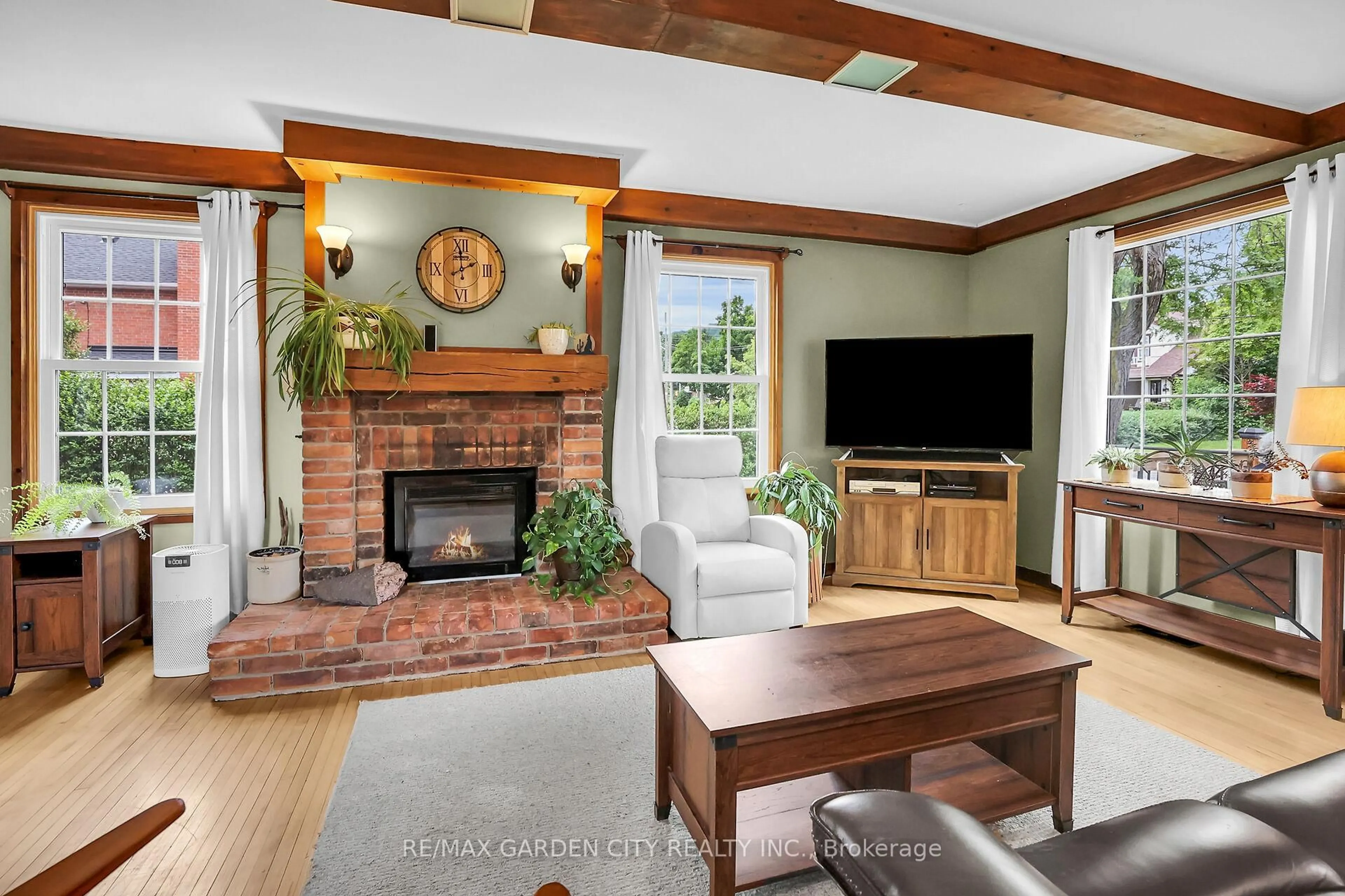 Living room with furniture, ceramic/tile floor for 10 Maple Ave, Grimsby Ontario L3M 3B6