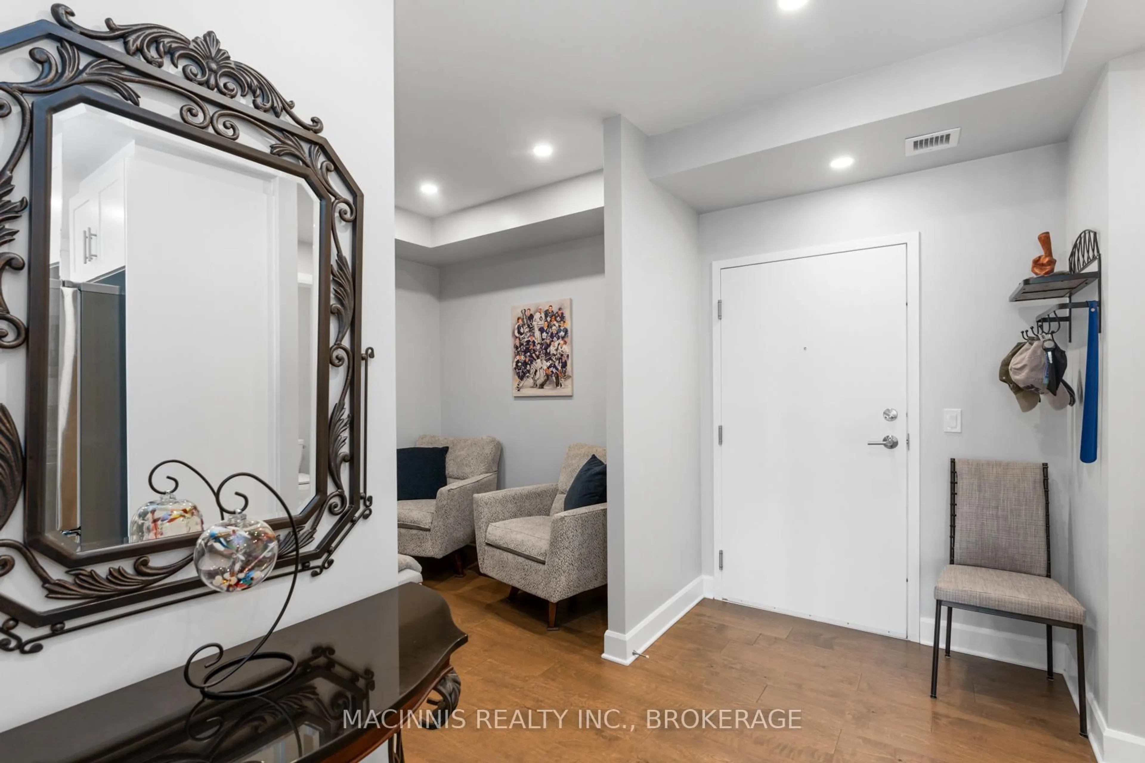 Indoor entryway for 129 South St #218, Gananoque Ontario K7G 0B1
