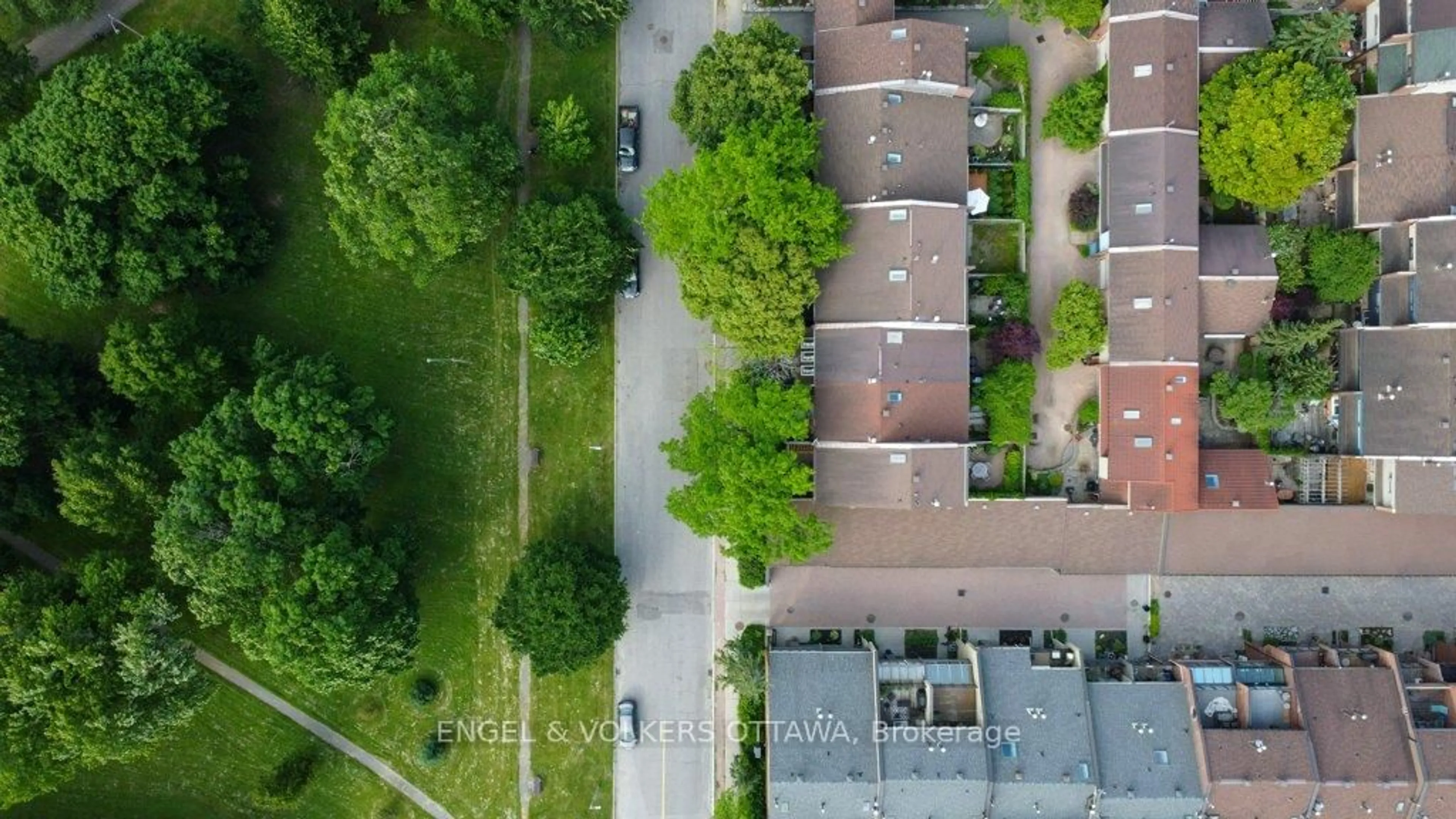 A pic from outside/outdoor area/front of a property/back of a property/a pic from drone, city buildings view from balcony for 304 CATHCART St, Ottawa Ontario K1N 5C4