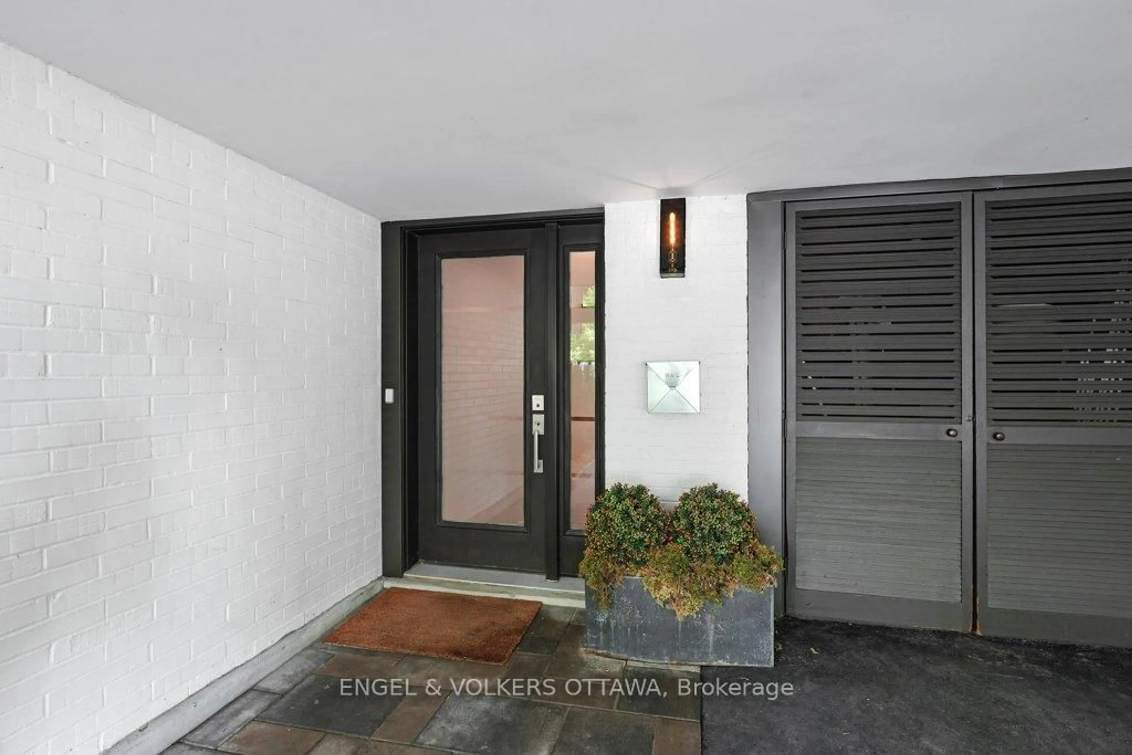 Indoor entryway for 304 CATHCART St, Ottawa Ontario K1N 5C4