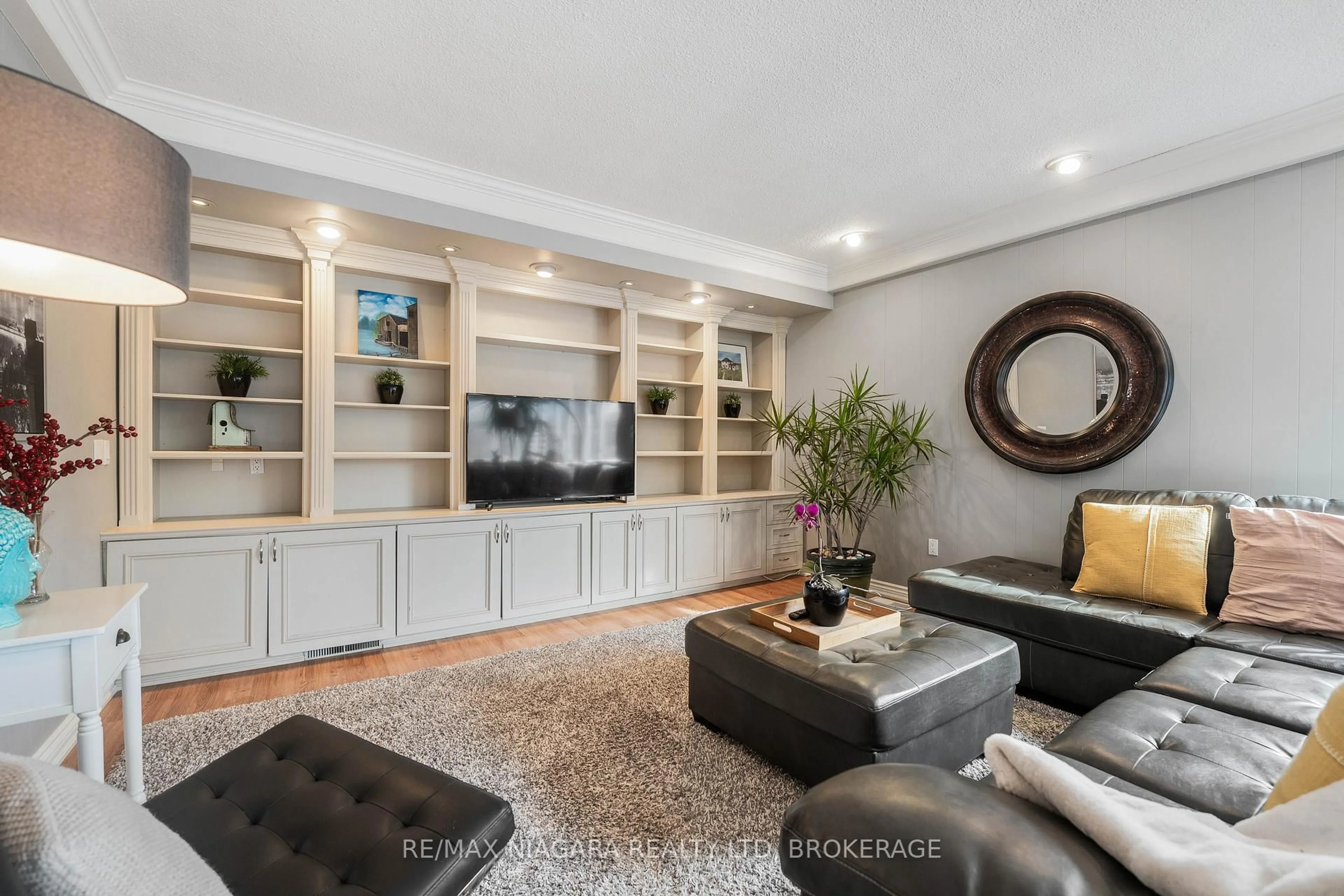Living room with furniture, unknown for 10 SHEPHERDS Circ, St. Catharines Ontario L2T 2C9