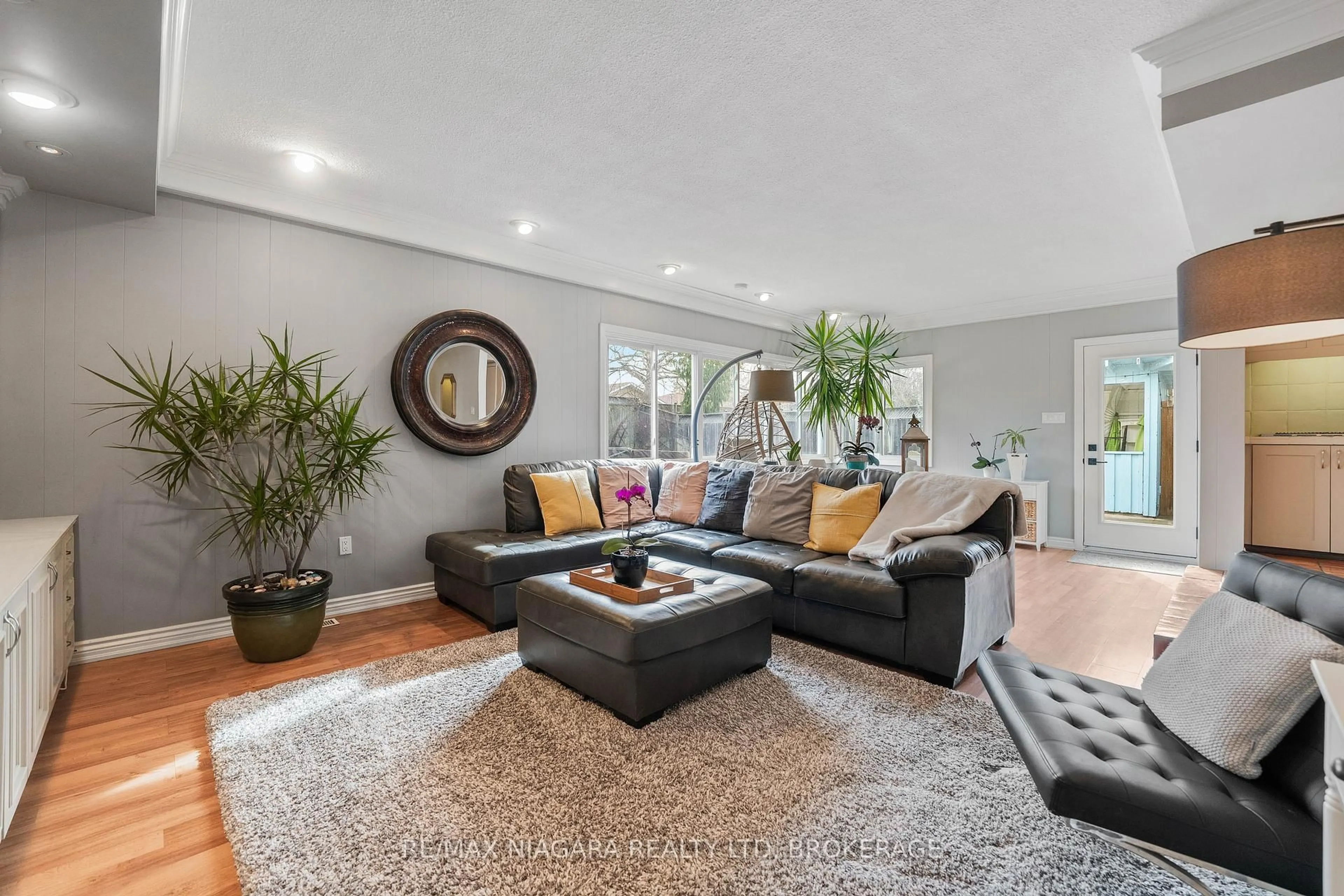 Living room with furniture, unknown for 10 SHEPHERDS Circ, St. Catharines Ontario L2T 2C9