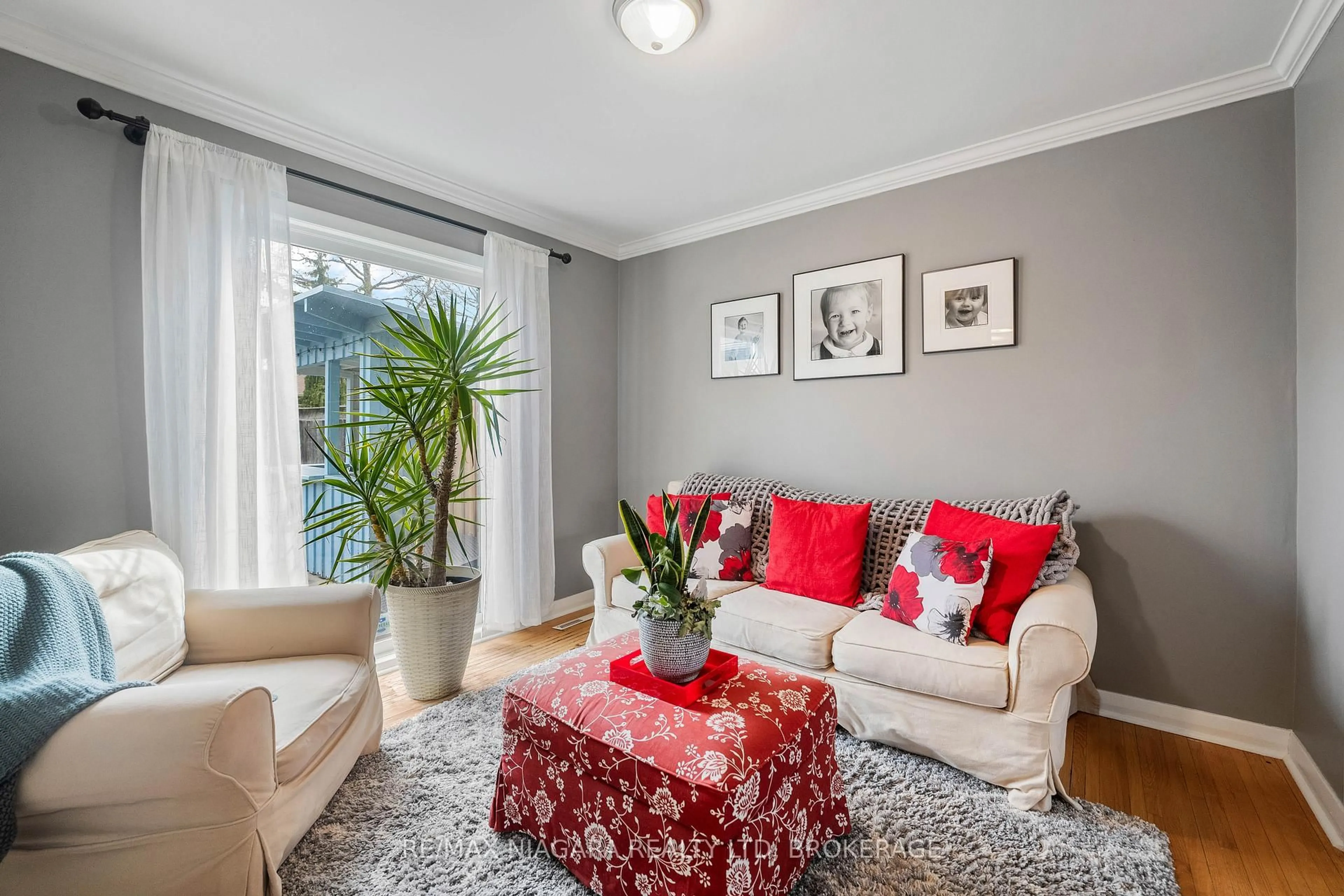 Living room with furniture, unknown for 10 SHEPHERDS Circ, St. Catharines Ontario L2T 2C9
