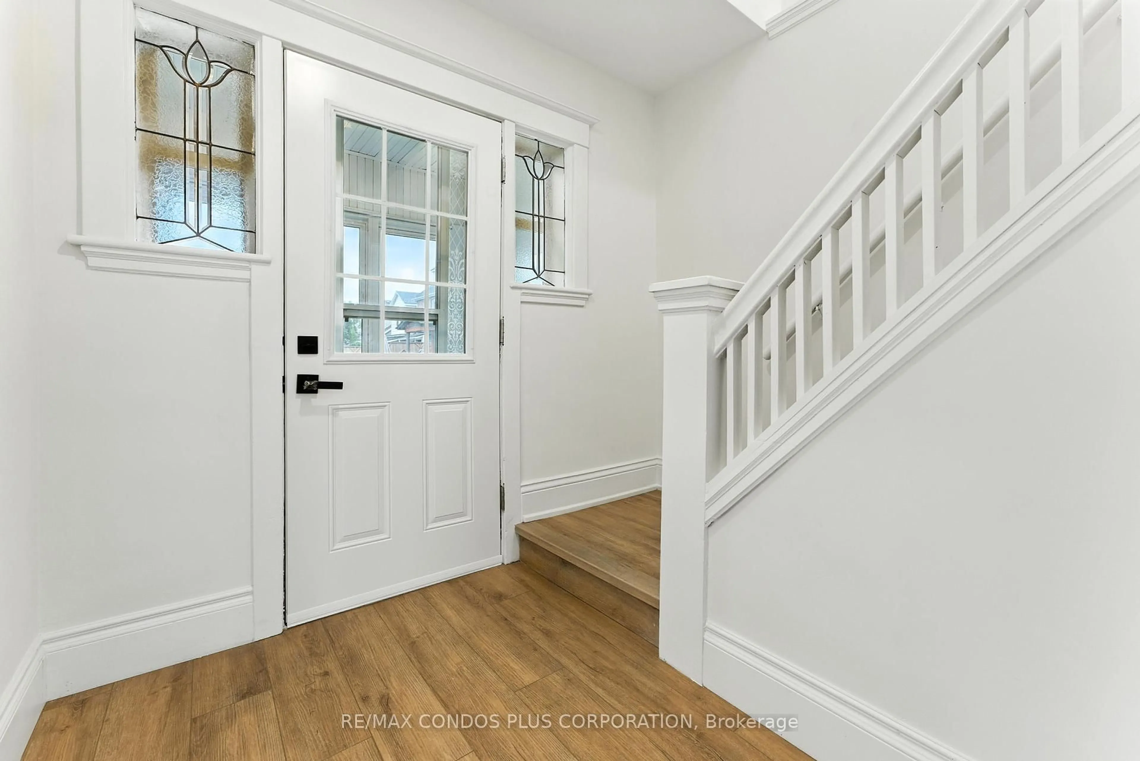 Indoor entryway for 69 Roxborough Ave, Hamilton Ontario L8L 1Y2