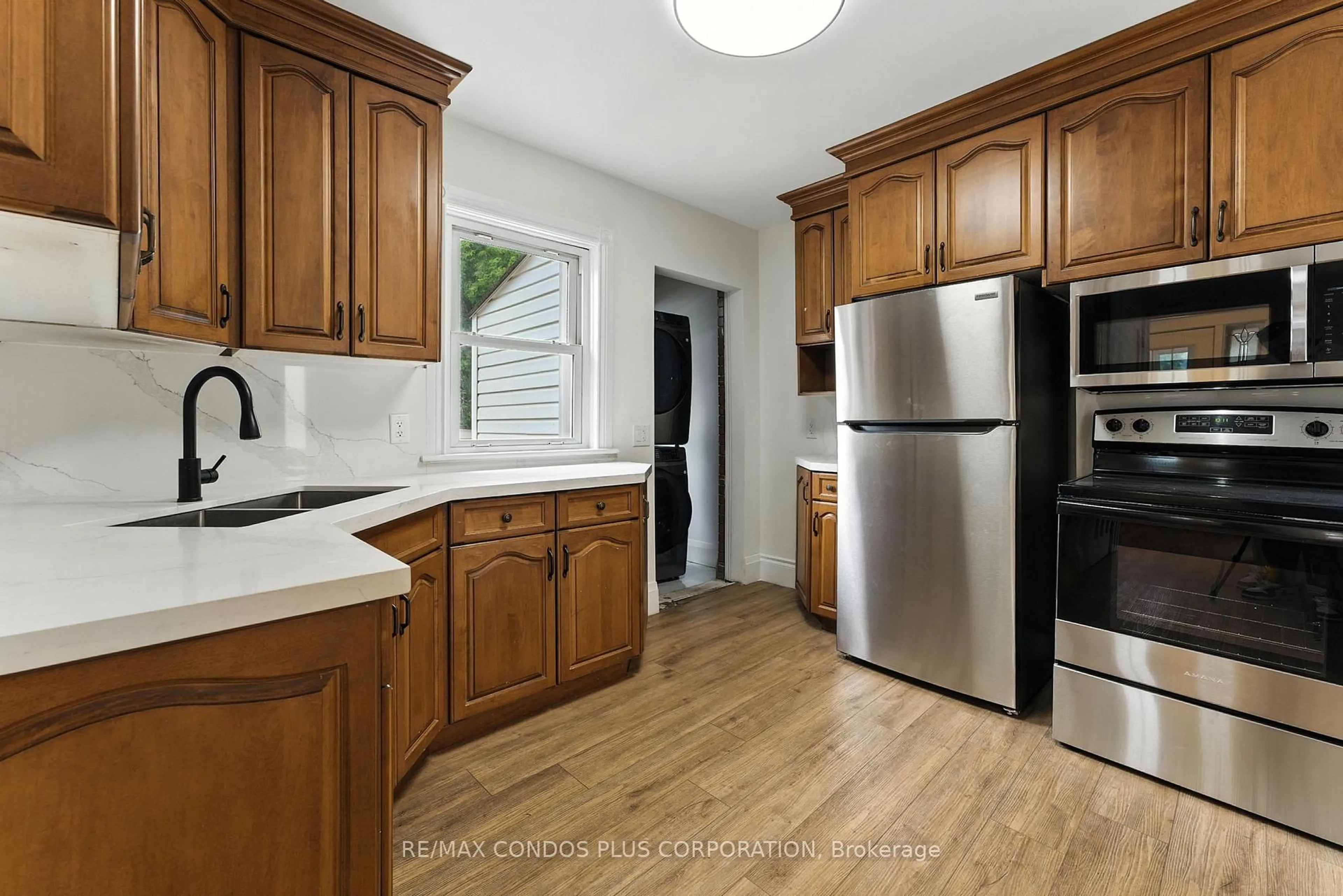 Standard kitchen, unknown for 69 Roxborough Ave, Hamilton Ontario L8L 1Y2
