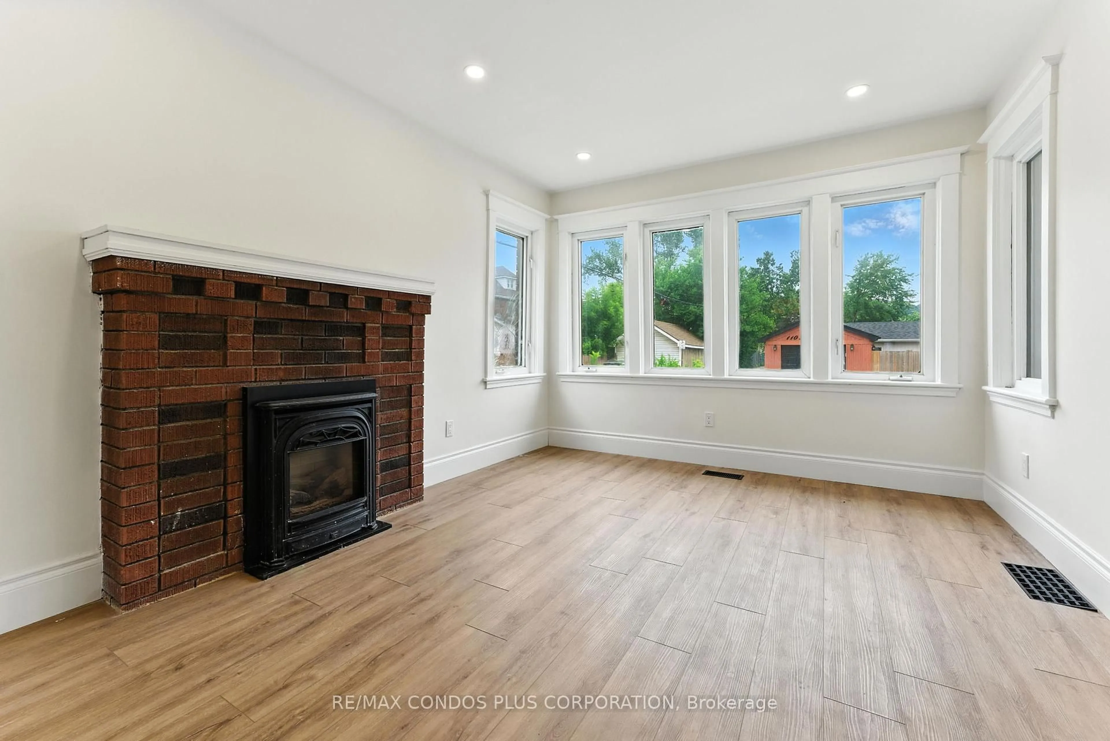 A pic of a room for 69 Roxborough Ave, Hamilton Ontario L8L 1Y2