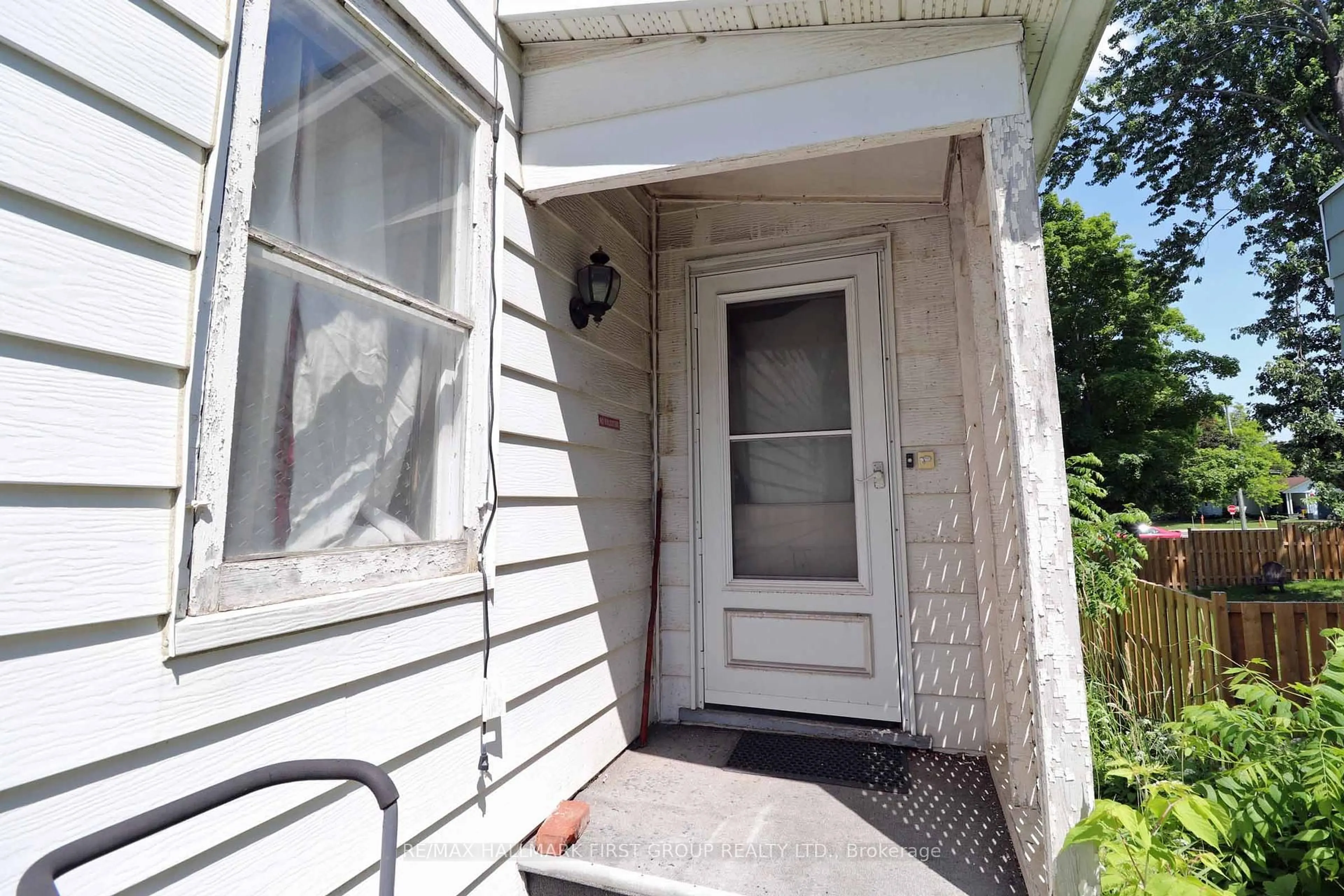 Unknown for 143 Brockville St, Smiths Falls Ontario K7A 3Y7