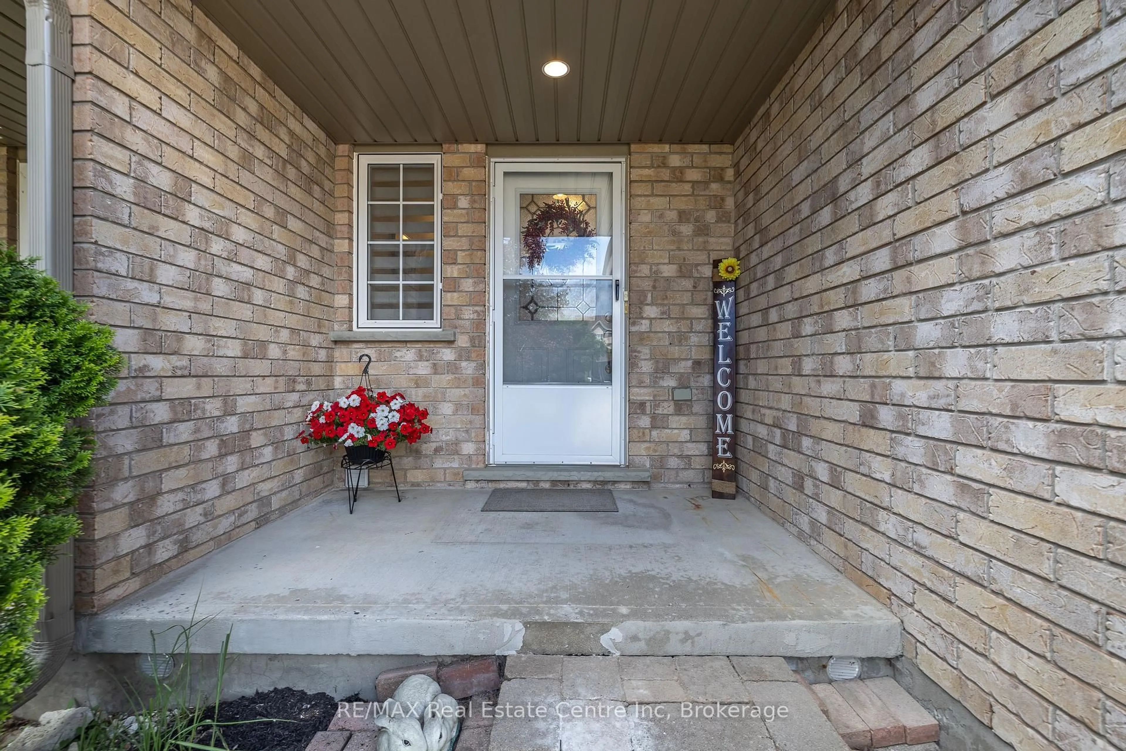 Indoor entryway for 19 Sandcreek Lane, Guelph Ontario N1E 7K9