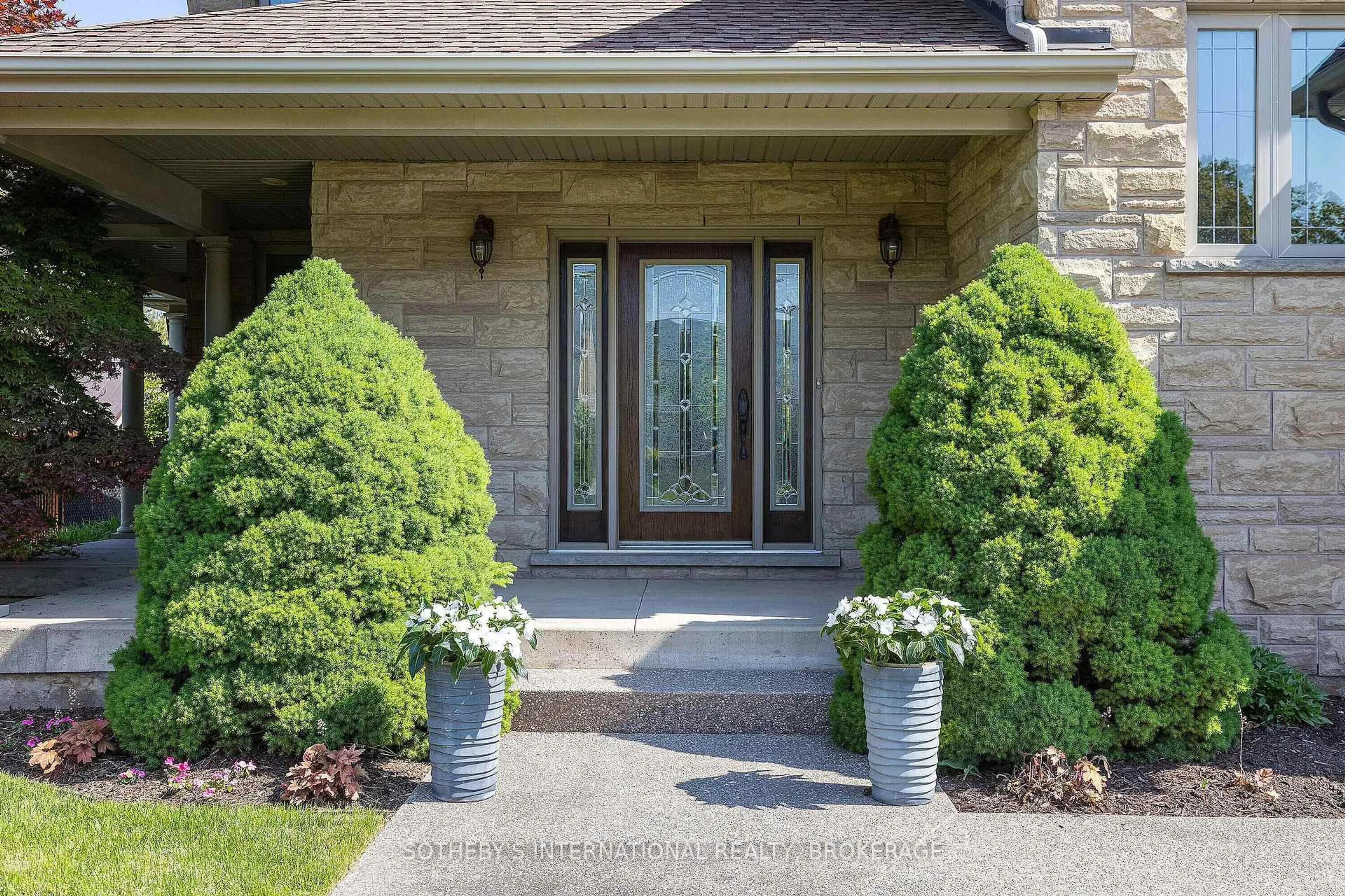 Indoor entryway for 790 Warner Rd, Niagara-on-the-Lake Ontario L0S 1J0