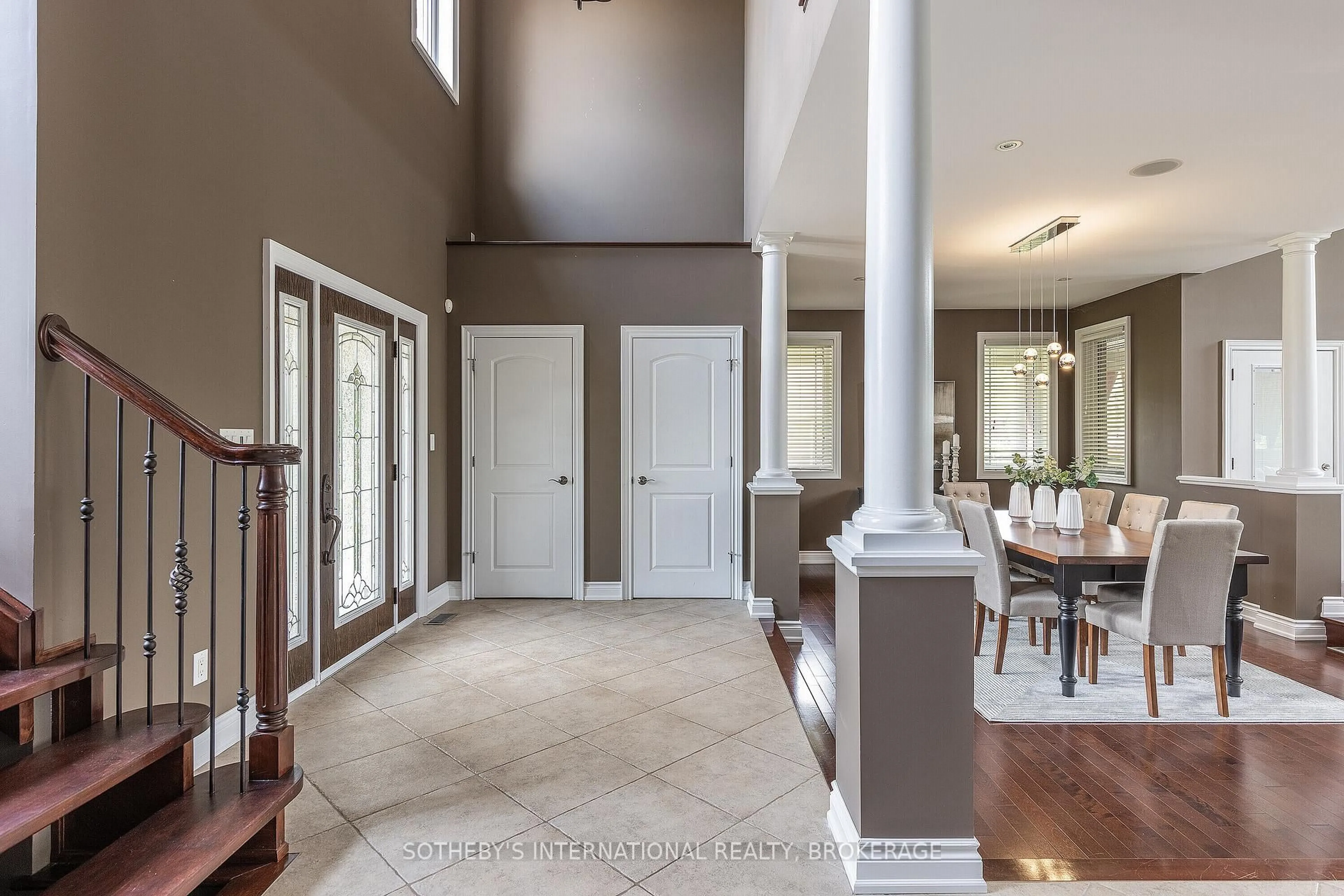Indoor entryway for 790 Warner Rd, Niagara-on-the-Lake Ontario L0S 1J0