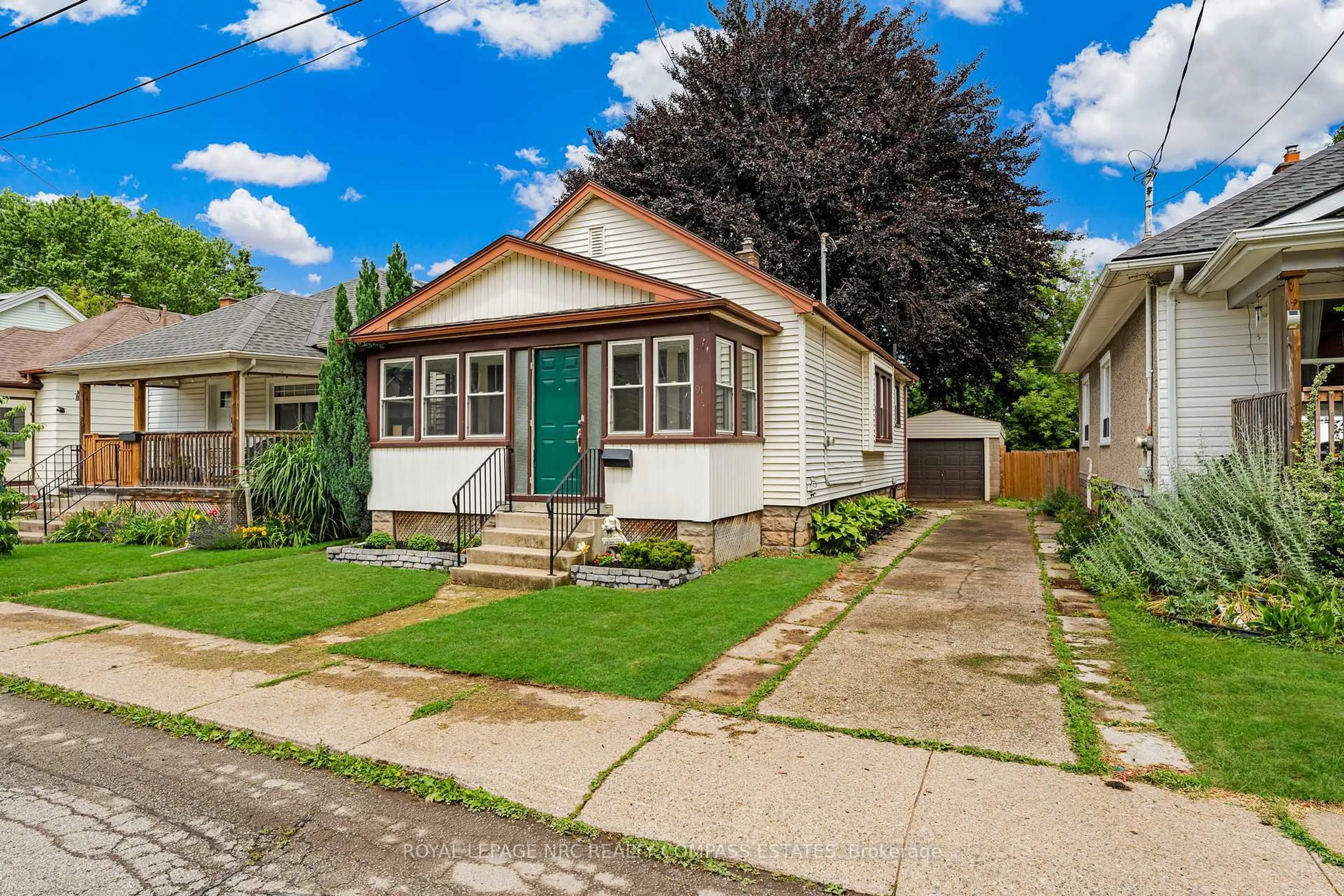 Home with vinyl exterior material, street for 91 Sherwood Ave, St. Catharines Ontario L2R 1X4