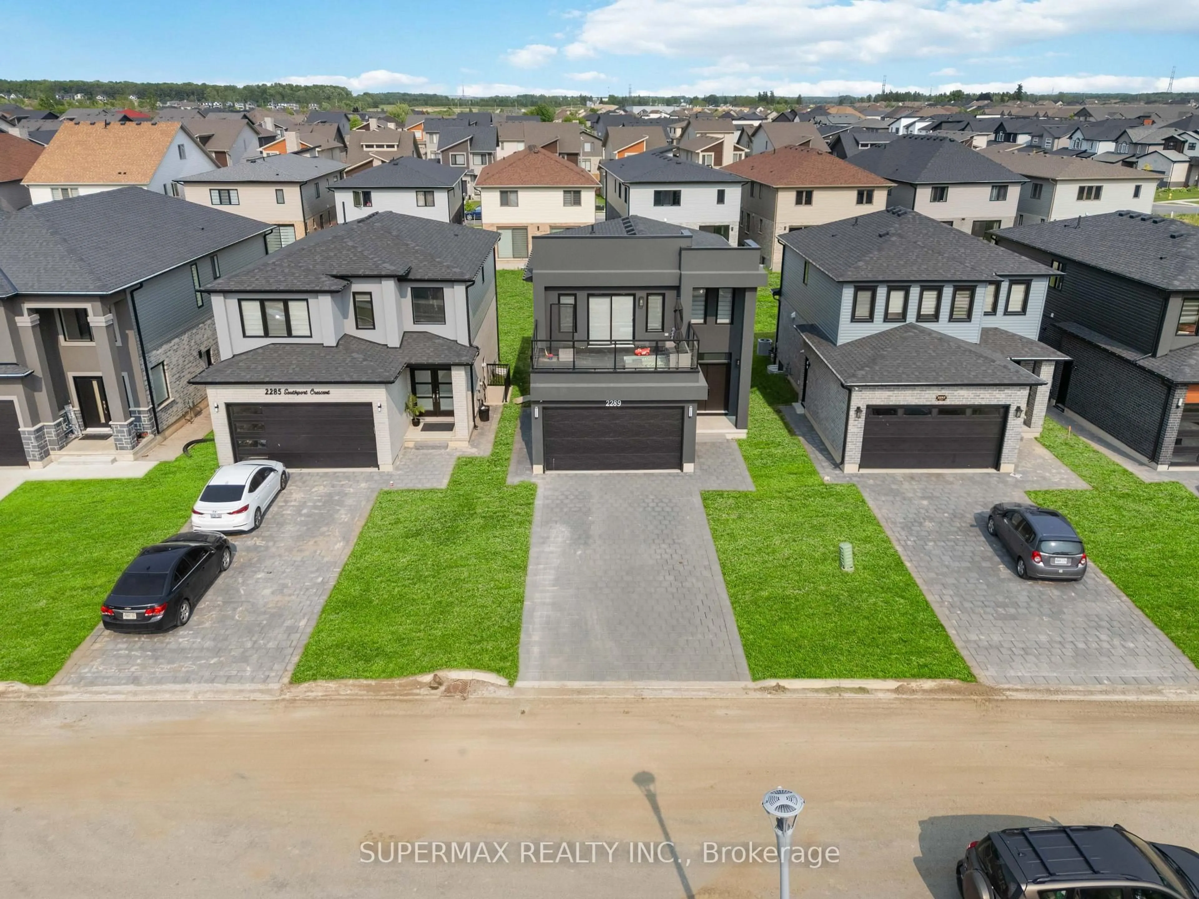 A pic from outside/outdoor area/front of a property/back of a property/a pic from drone, street for 2289 Southport Cres Cres, London South Ontario N6M 0H9