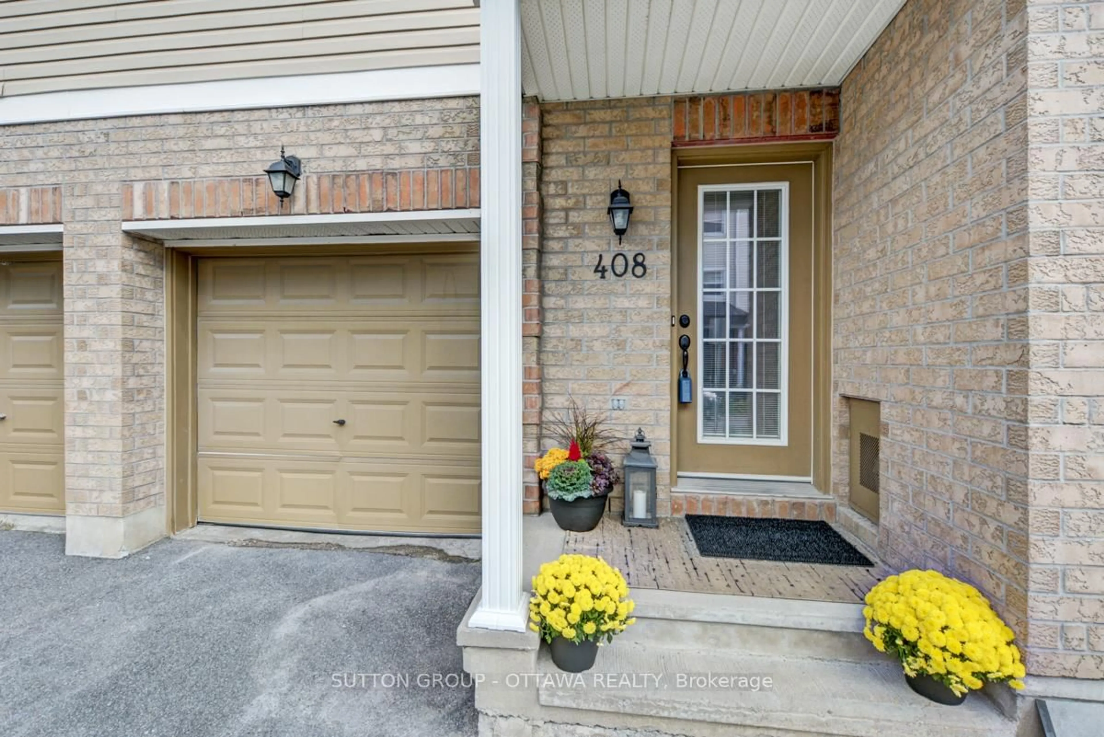 Indoor entryway for 408 Sadar Private, Ottawa Ontario K2J 3T3