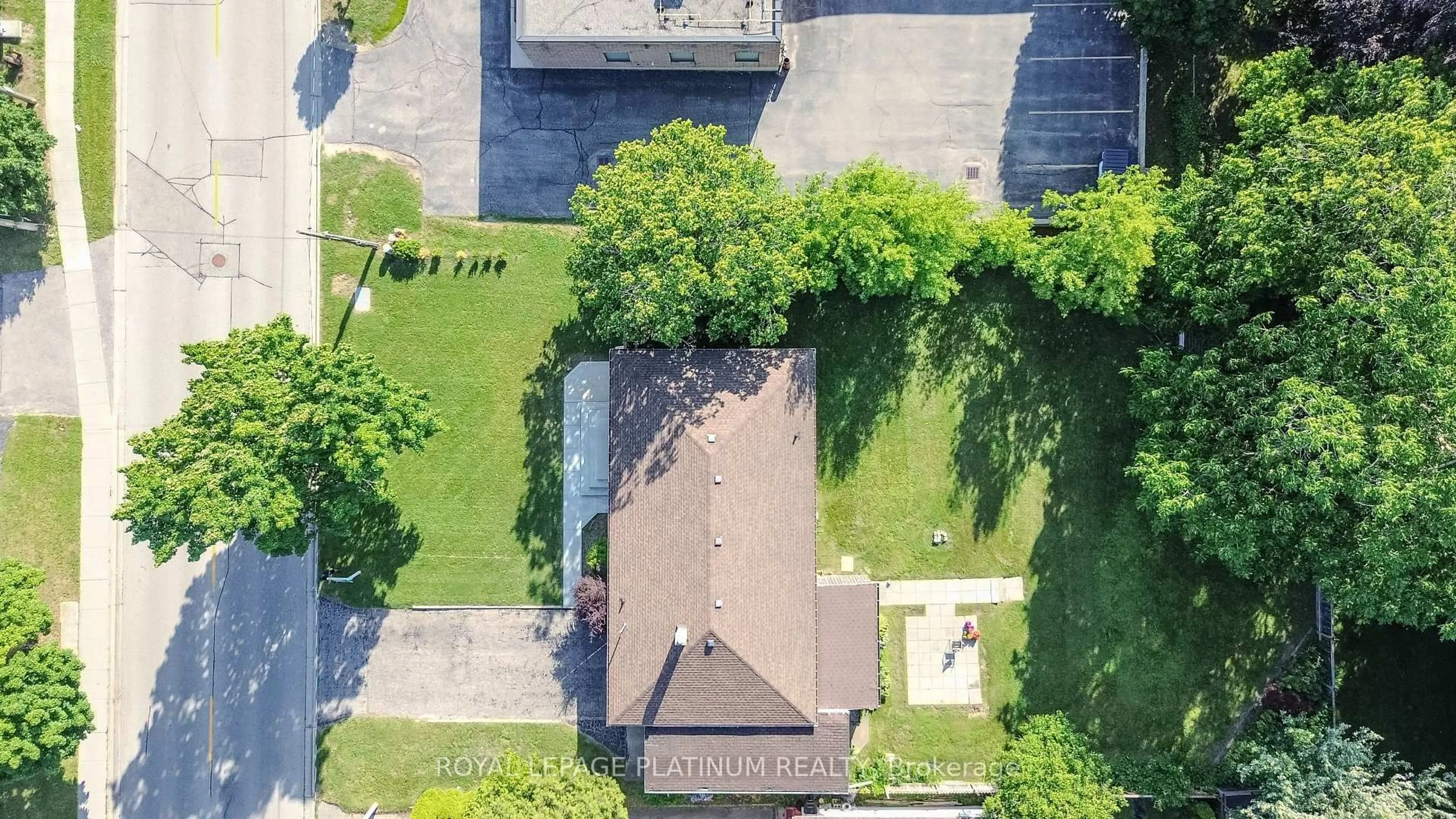 A pic from outside/outdoor area/front of a property/back of a property/a pic from drone, street for 6 Varadi Ave, Brantford Ontario N3R 3M8