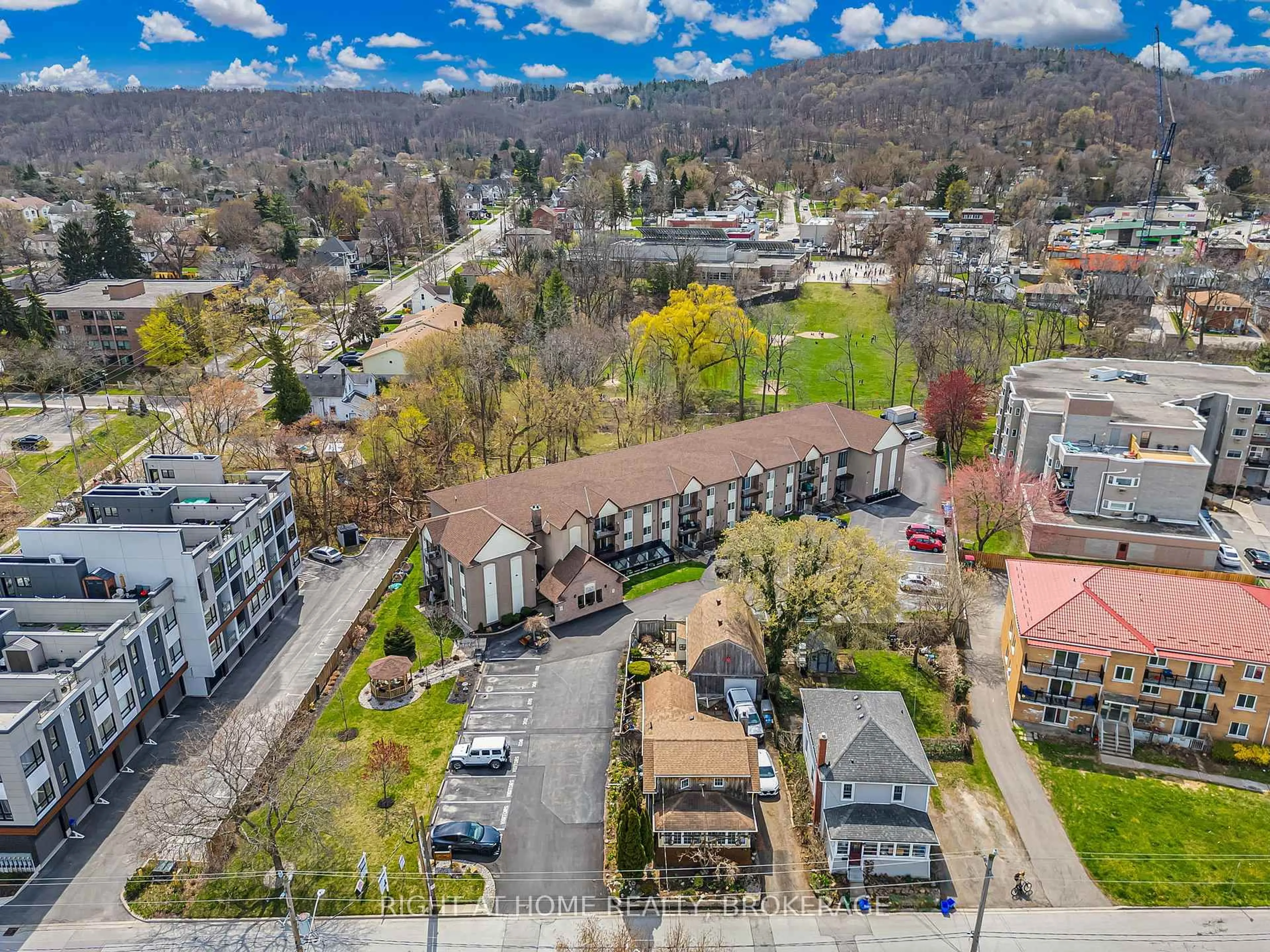 A pic from outside/outdoor area/front of a property/back of a property/a pic from drone, unknown for 20 John St #102, Grimsby Ontario L3M 1X5