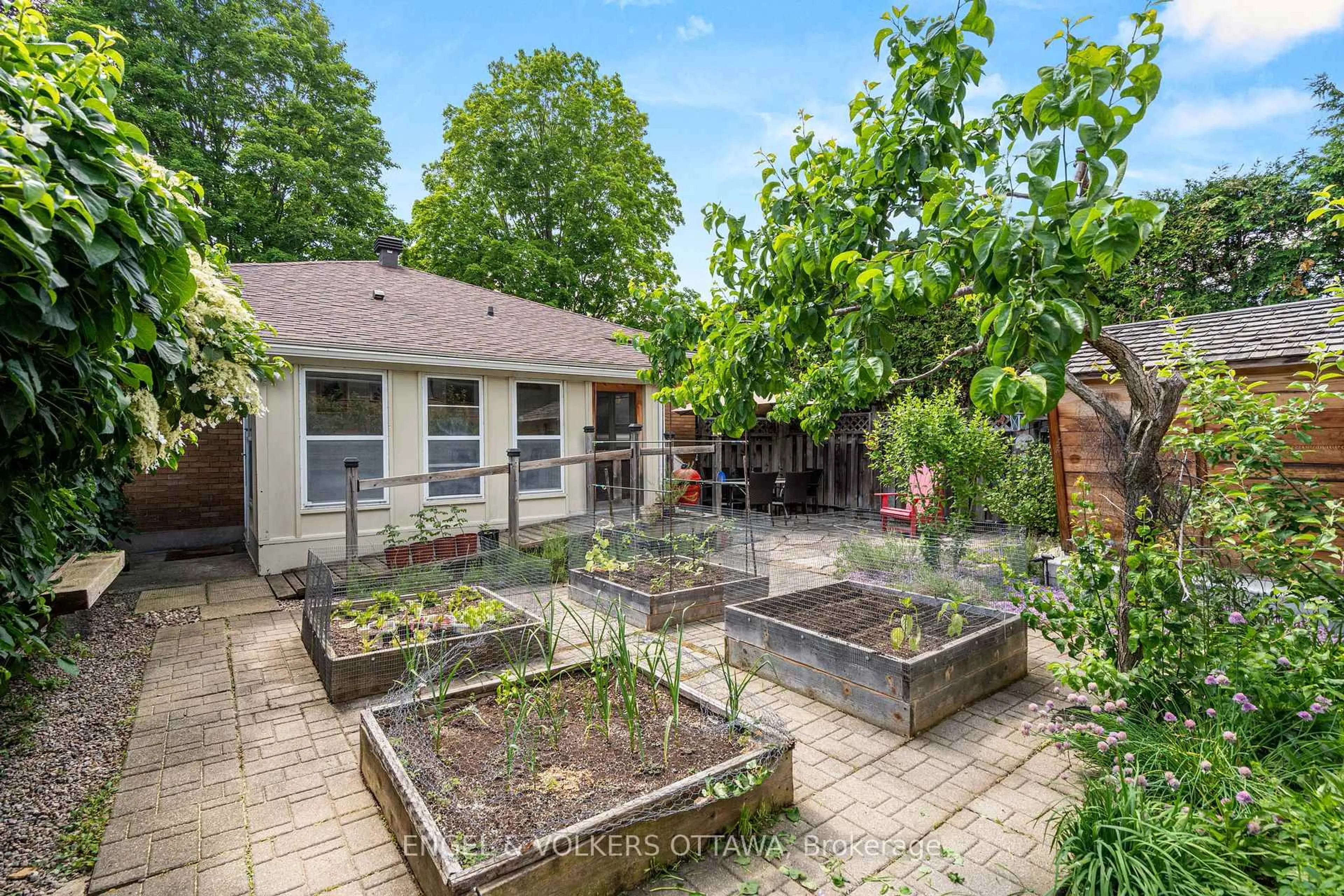 A pic from outside/outdoor area/front of a property/back of a property/a pic from drone, street for 631 Rowanwood Ave, Ottawa Ontario K2A 3E3