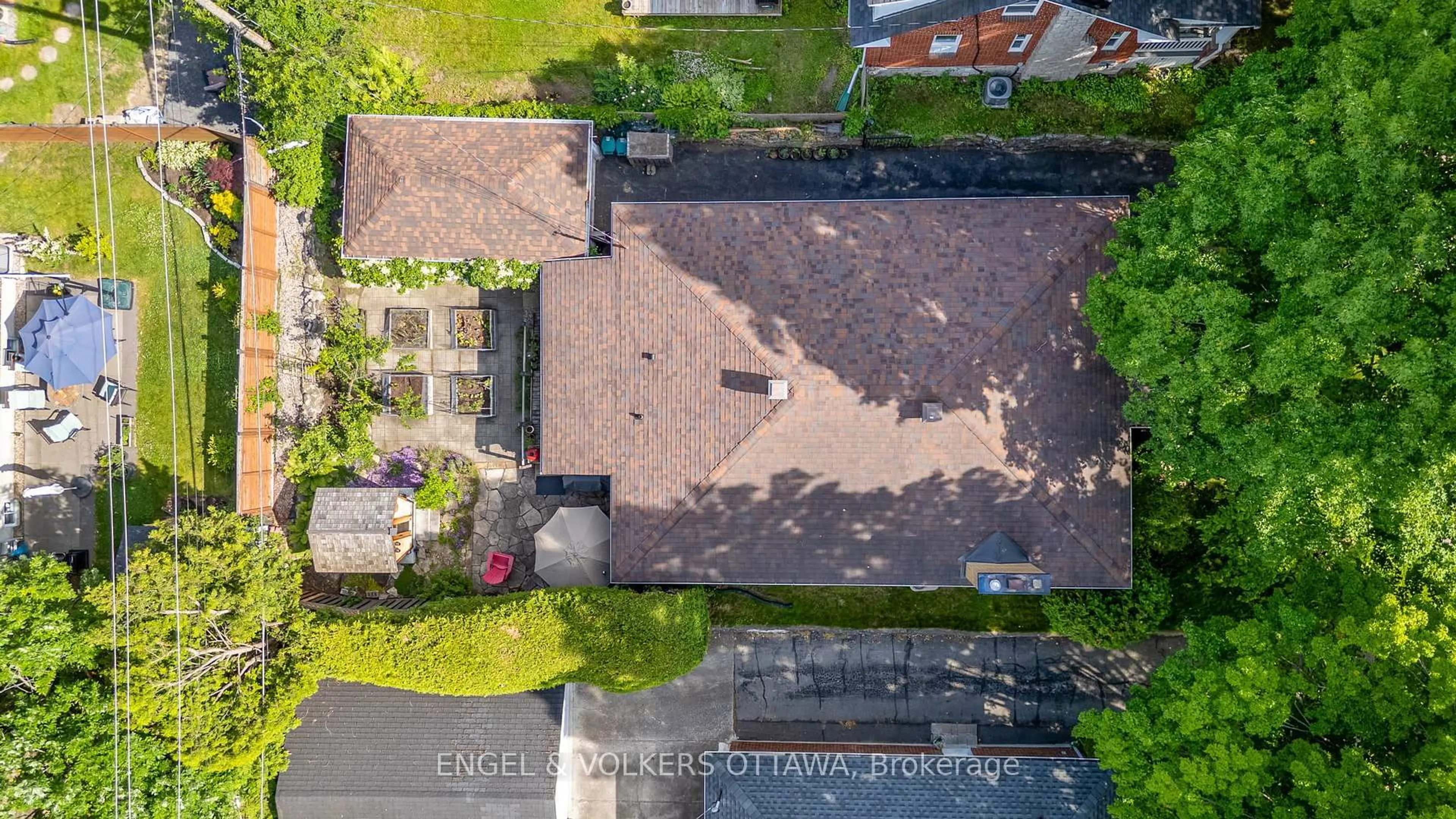 A pic from outside/outdoor area/front of a property/back of a property/a pic from drone, street for 631 Rowanwood Ave, Ottawa Ontario K2A 3E3