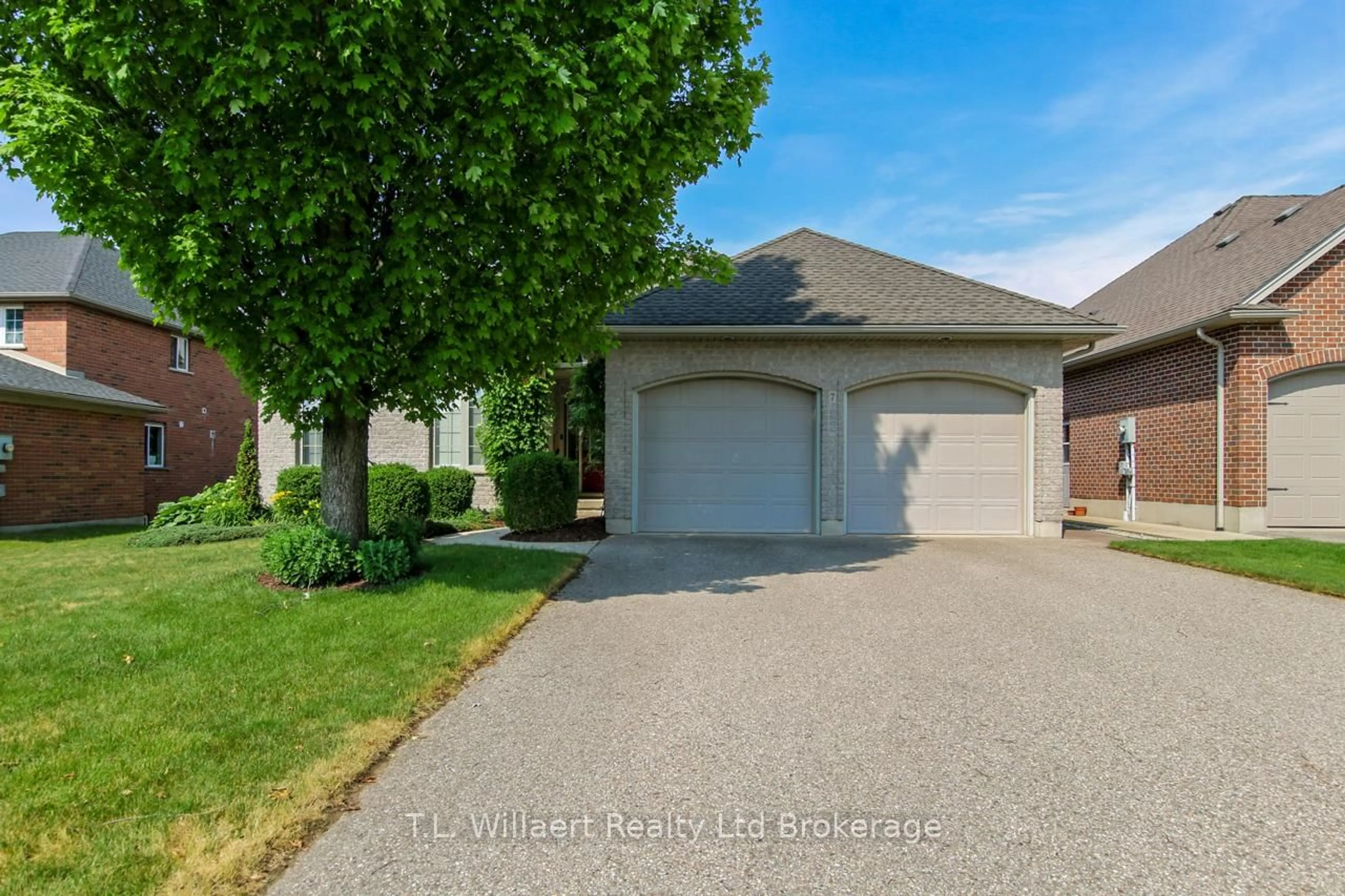 A pic from outside/outdoor area/front of a property/back of a property/a pic from drone, street for 7 Lyndale Rd, Tillsonburg Ontario N4G 5V9